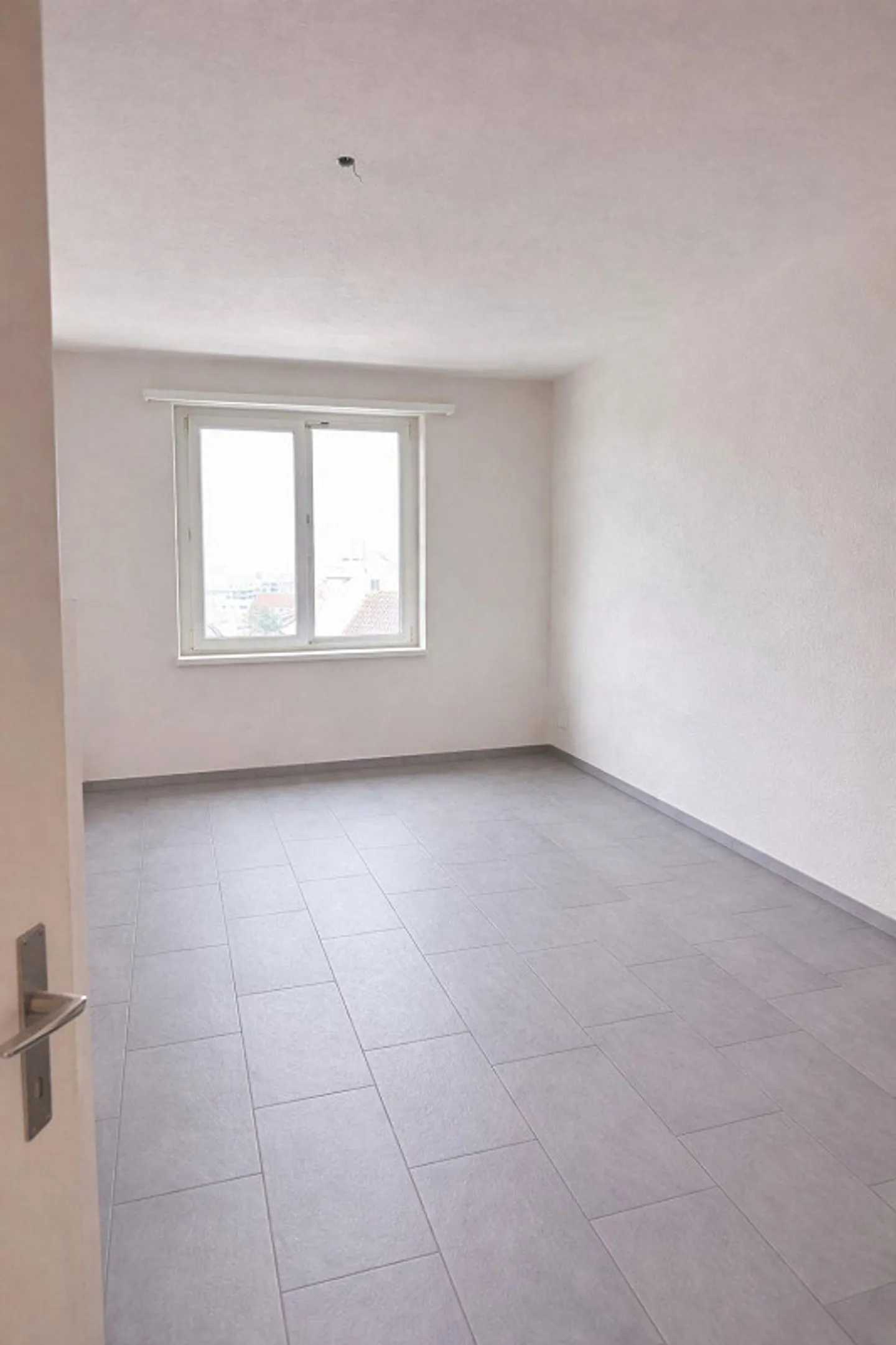 Chambre de 12,5 m2 avec vue sur le lac dans un appartement de 4,5 pièces à partir du 1er mai - Photo 5 sur 7