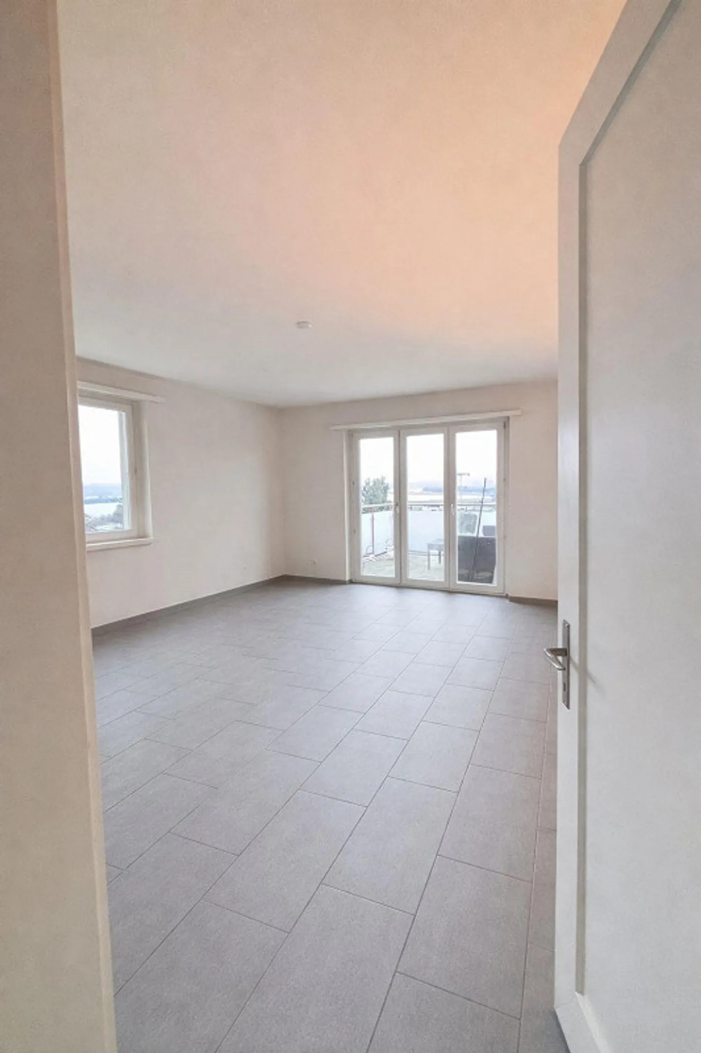 Chambre de 12,5 m2 avec vue sur le lac dans un appartement de 4,5 pièces à partir du 1er mai - Photo 6 sur 7