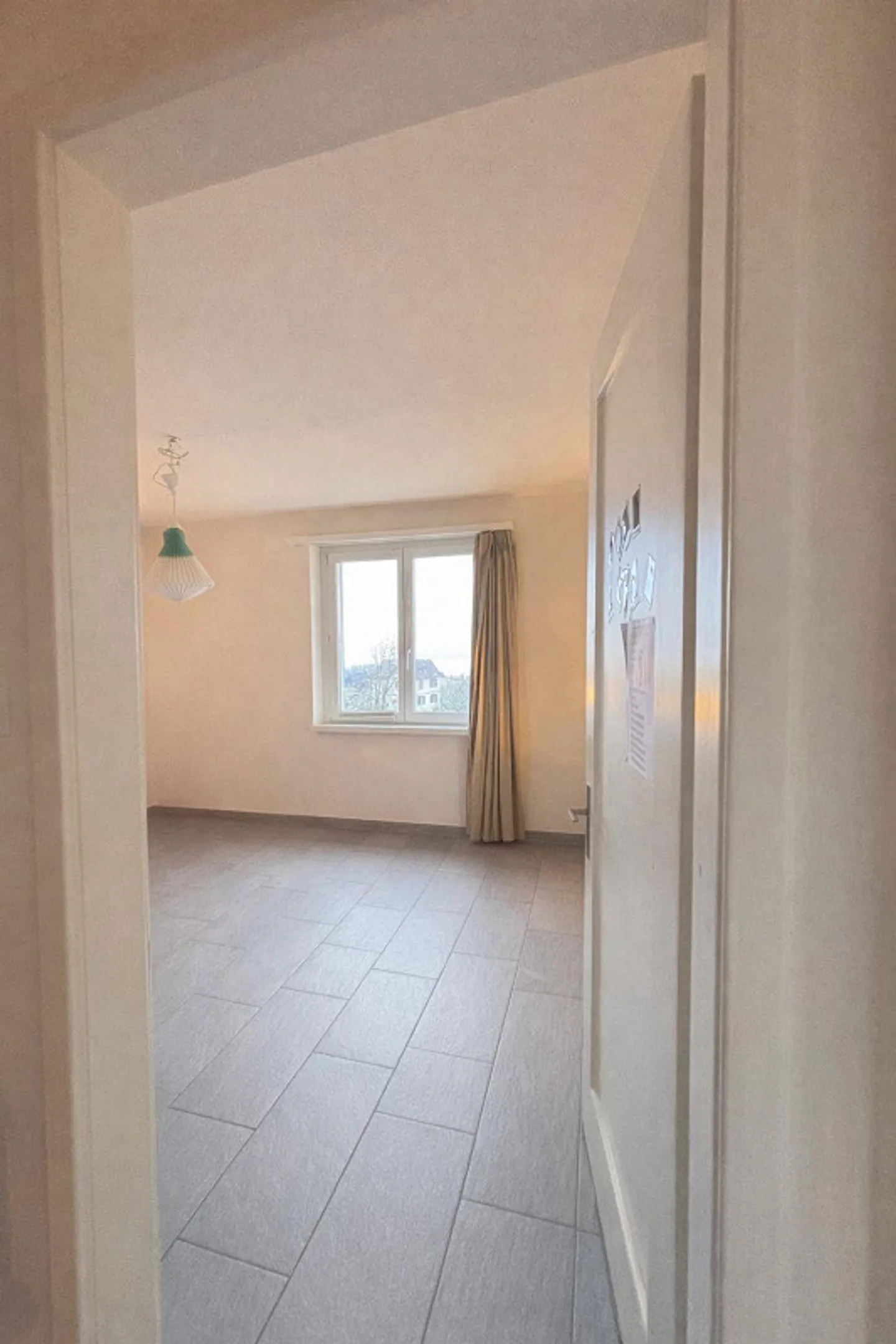 Chambre de 12,5 m2 avec vue sur le lac dans un appartement de 4,5 pièces à partir du 1er mai - Photo 7 sur 7