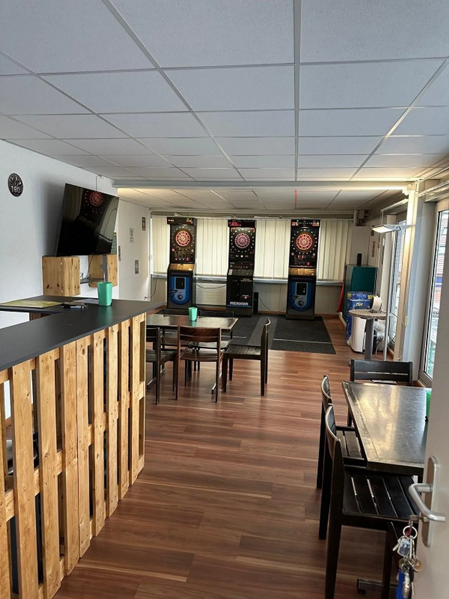 Commercial for rent - Photo 1 of 9