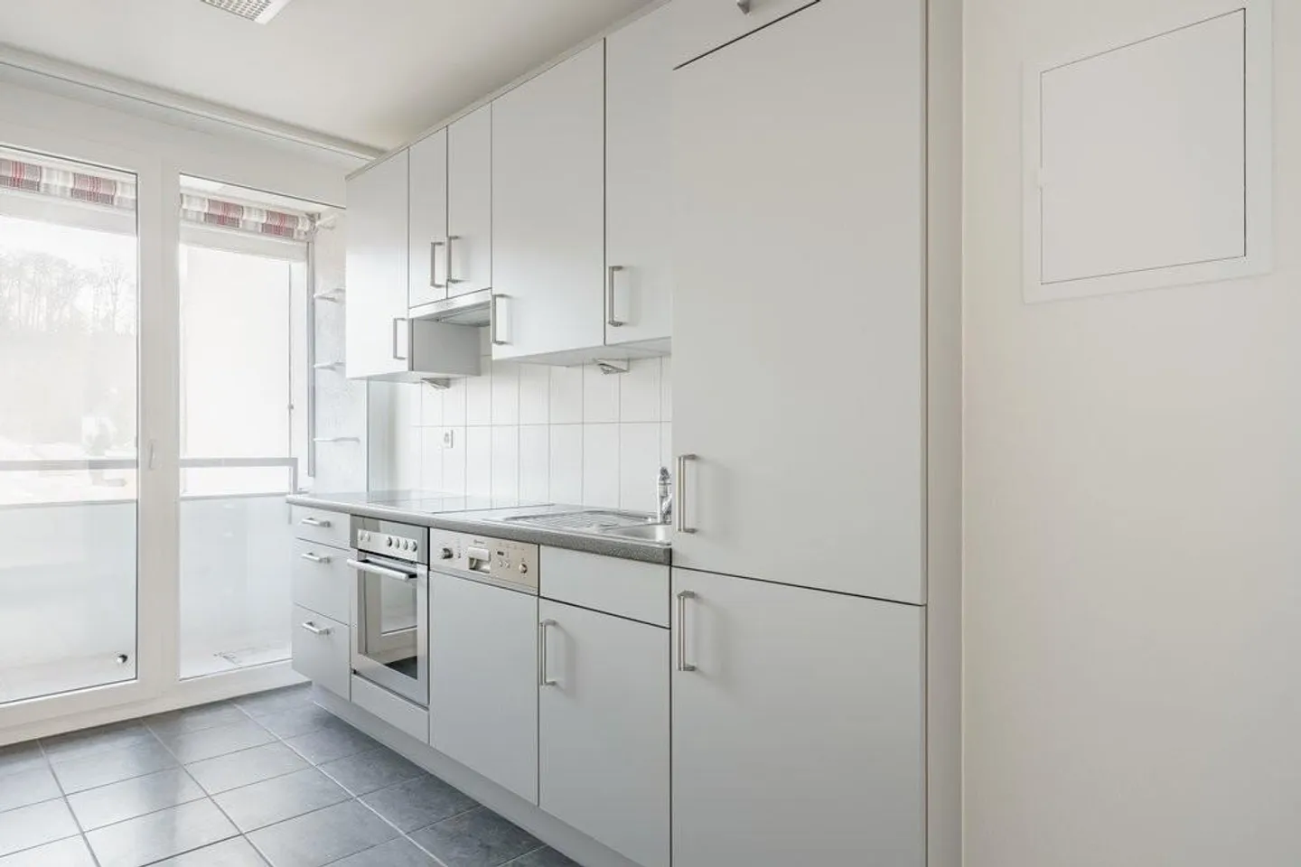 Sunny apartment with two balconies and ideal connections - Photo 2 of 10