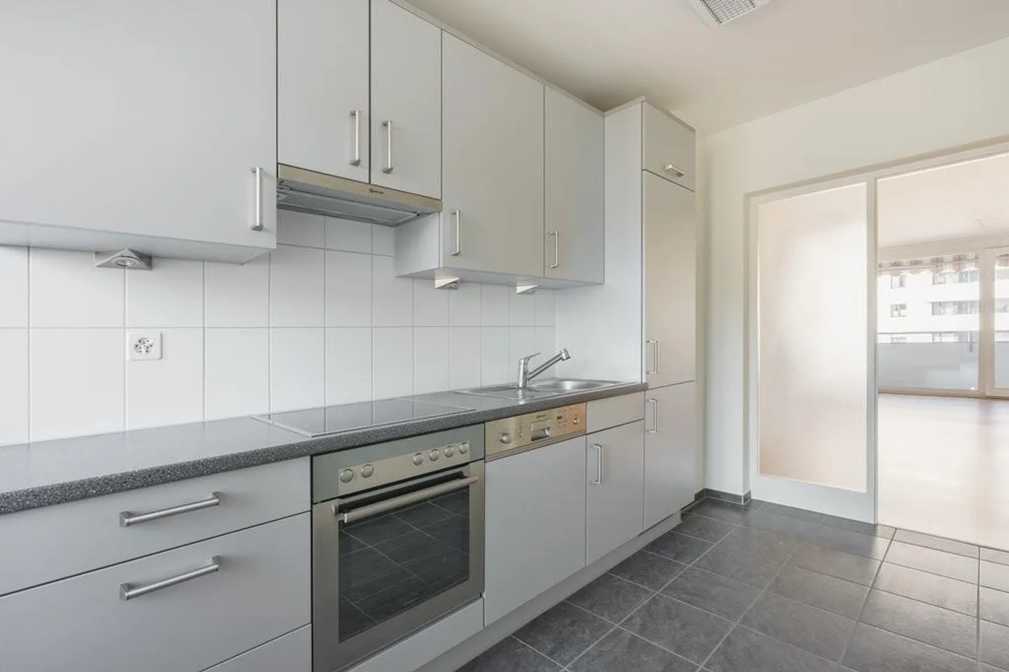 Sunny apartment with two balconies and ideal connections - Photo 3 of 10