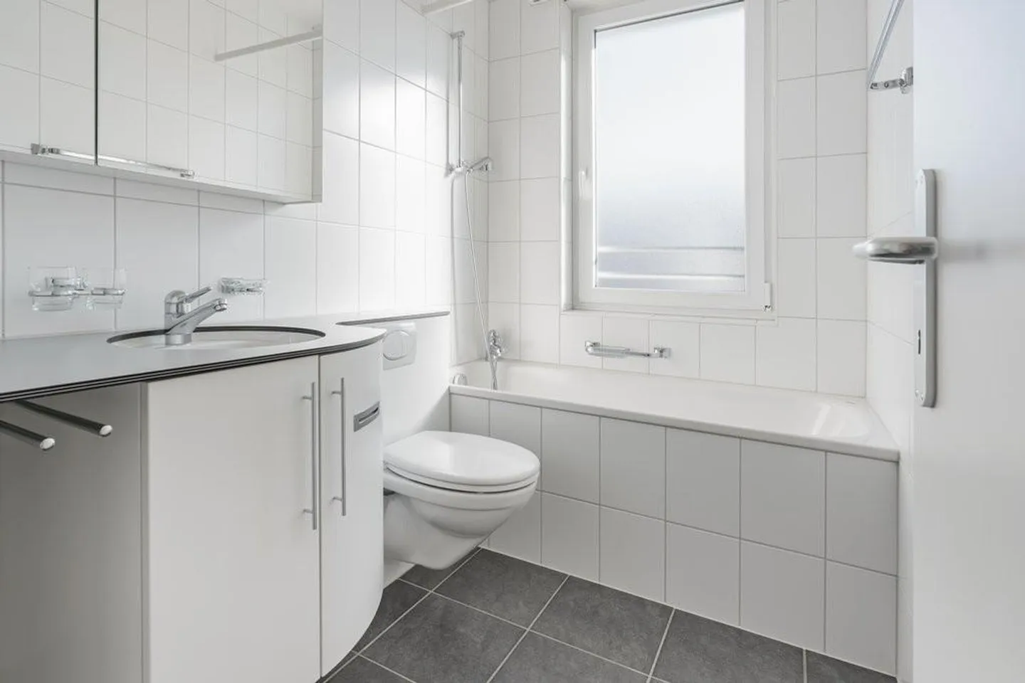 Sunny apartment with two balconies and ideal connections - Photo 4 of 10