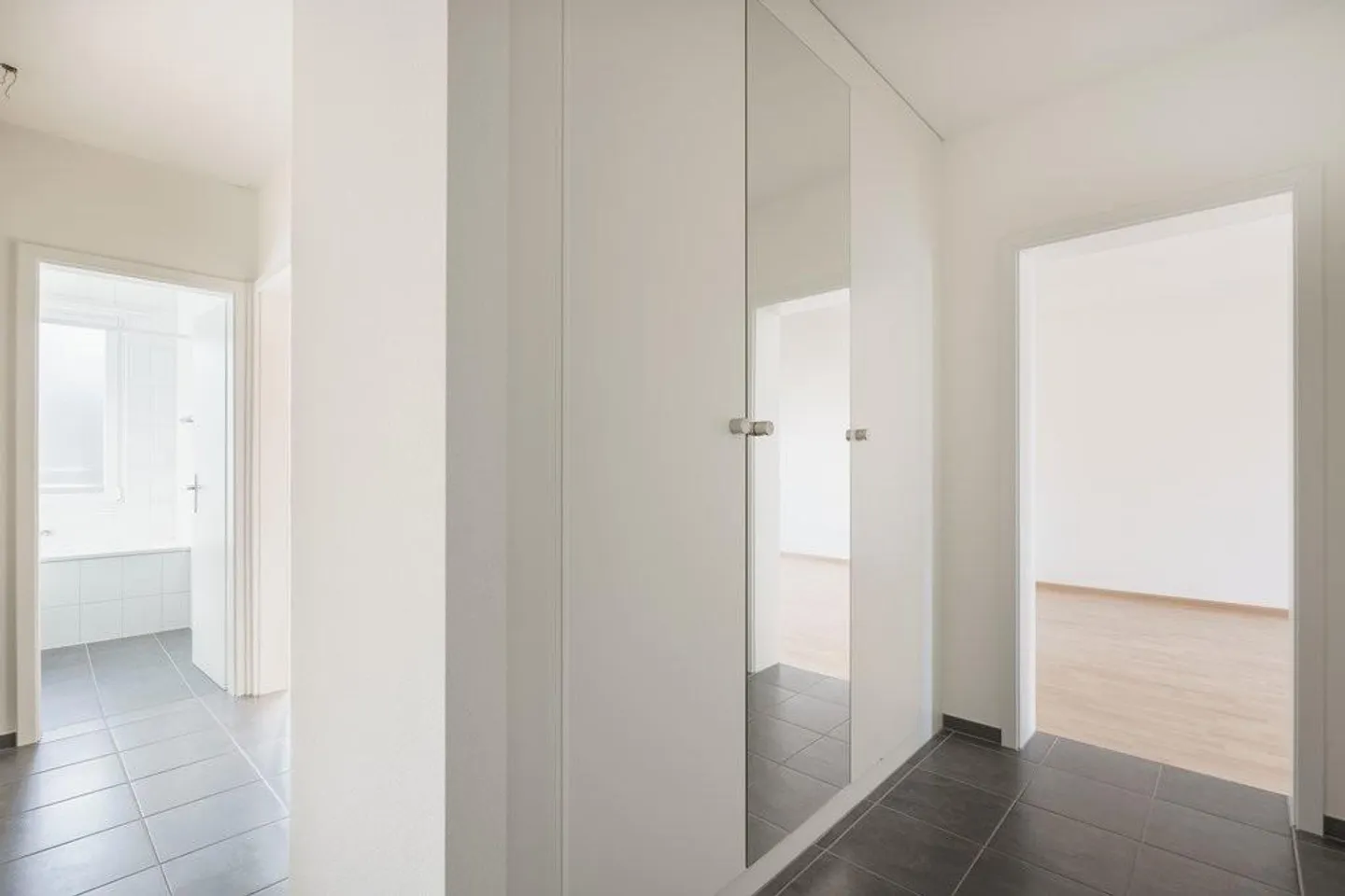 Sunny apartment with two balconies and ideal connections - Photo 5 of 10