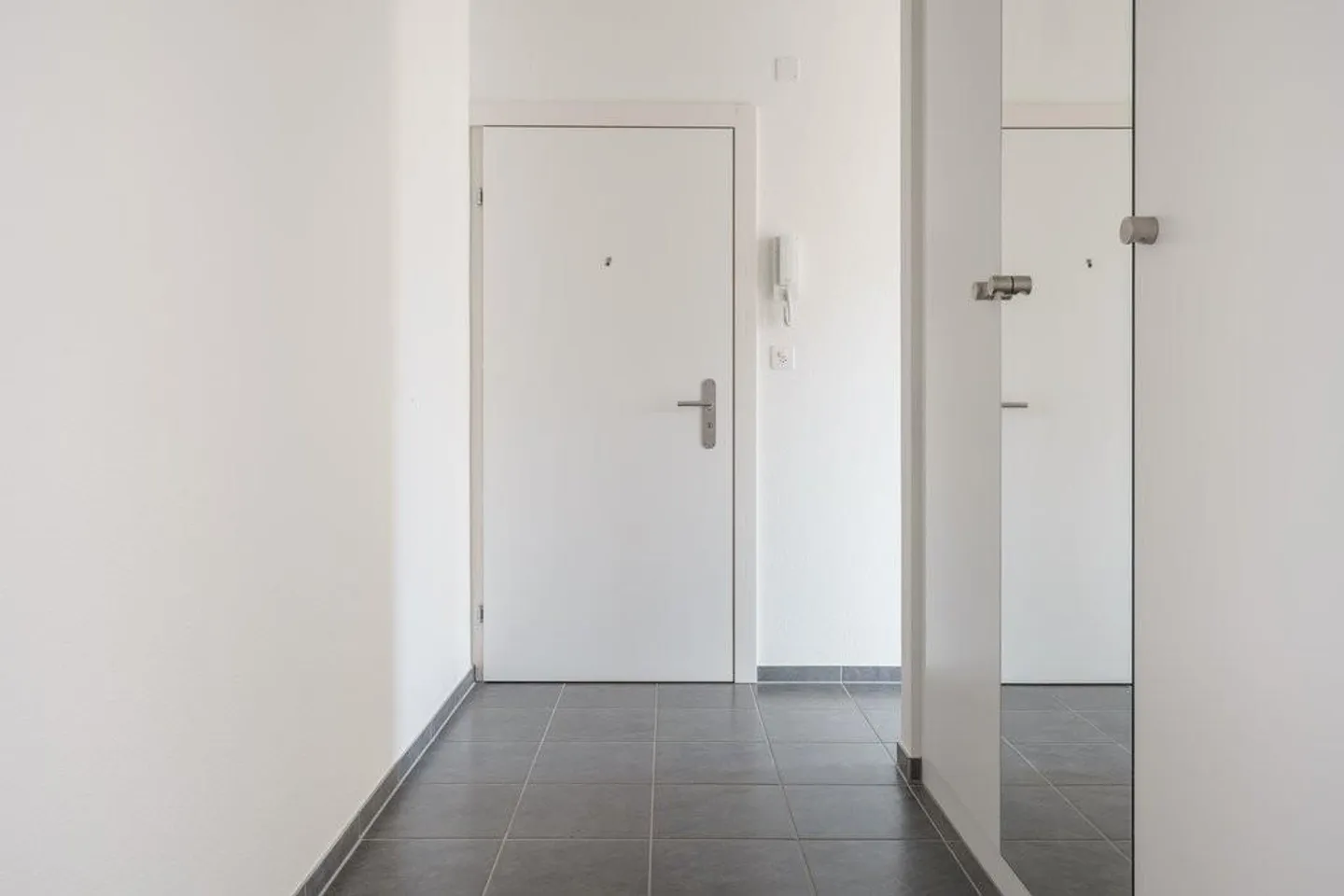 Sunny apartment with two balconies and ideal connections - Photo 9 of 10