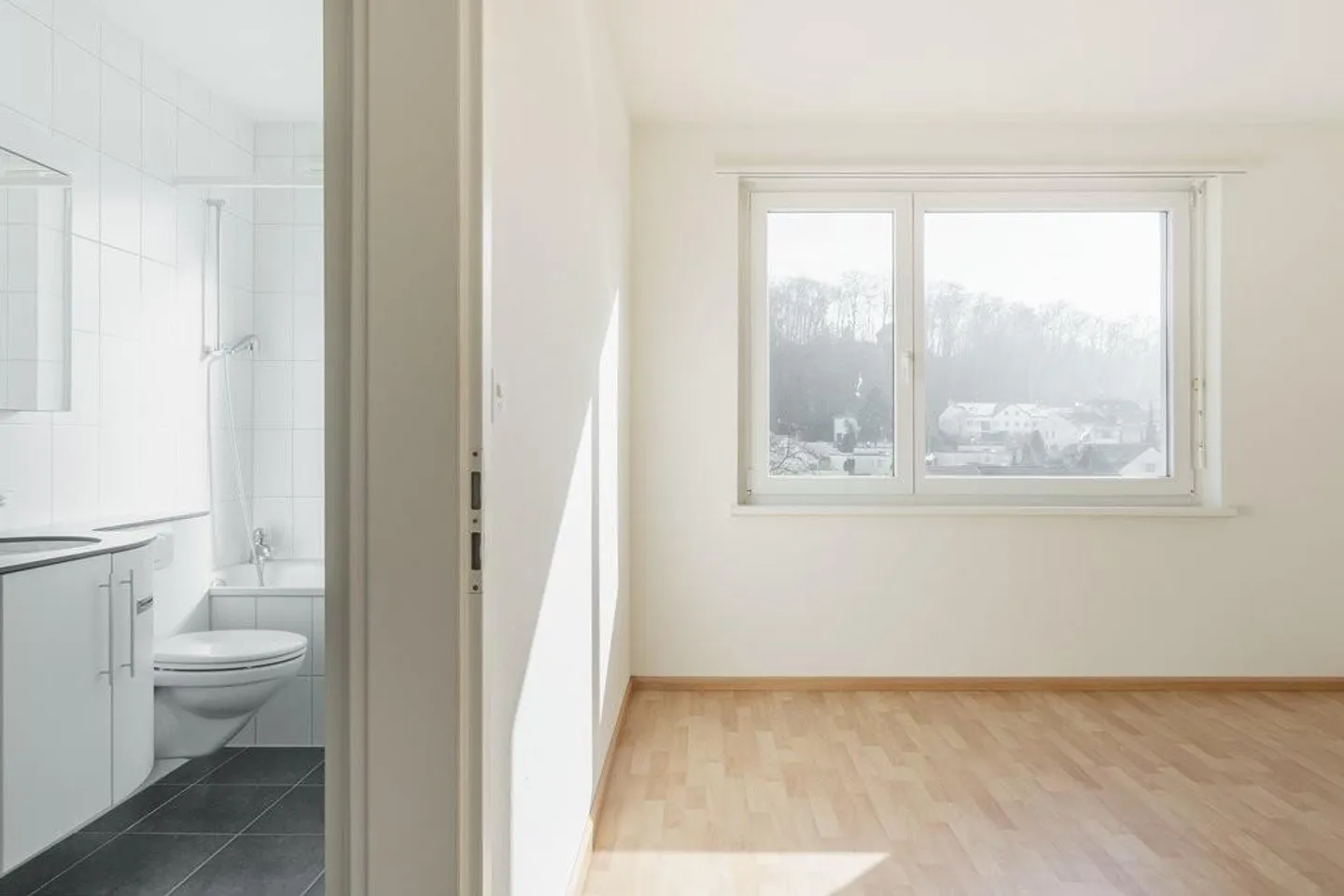 Sunny apartment with two balconies and ideal connections - Photo 6 of 10