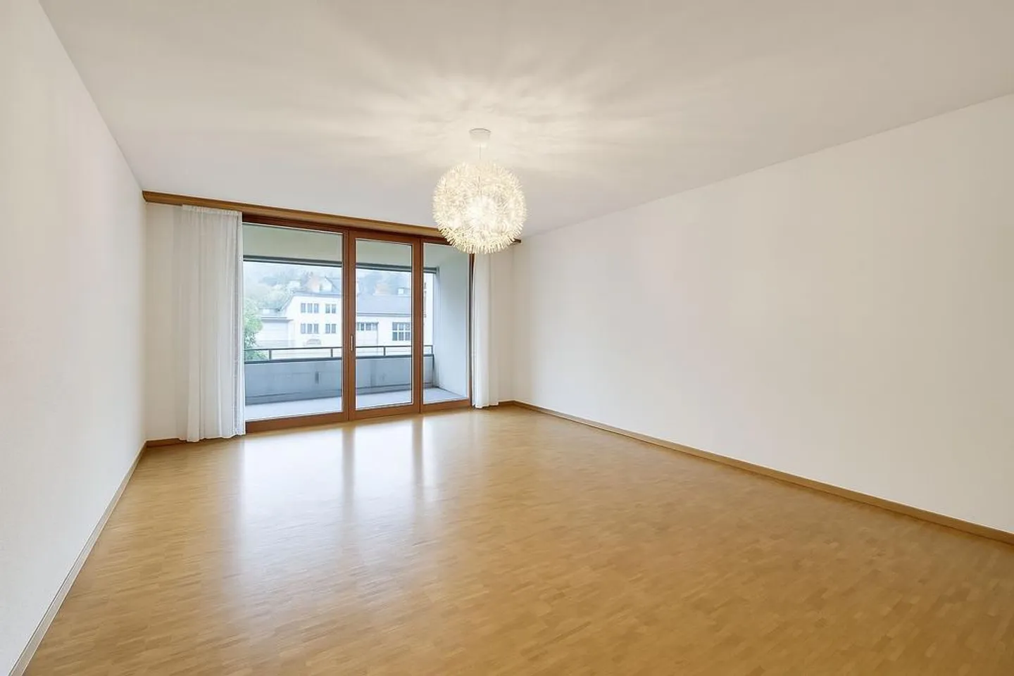 Appartement 2.5 pièces au 2ème étage dans un emplacement central - Photo 4 sur 7
