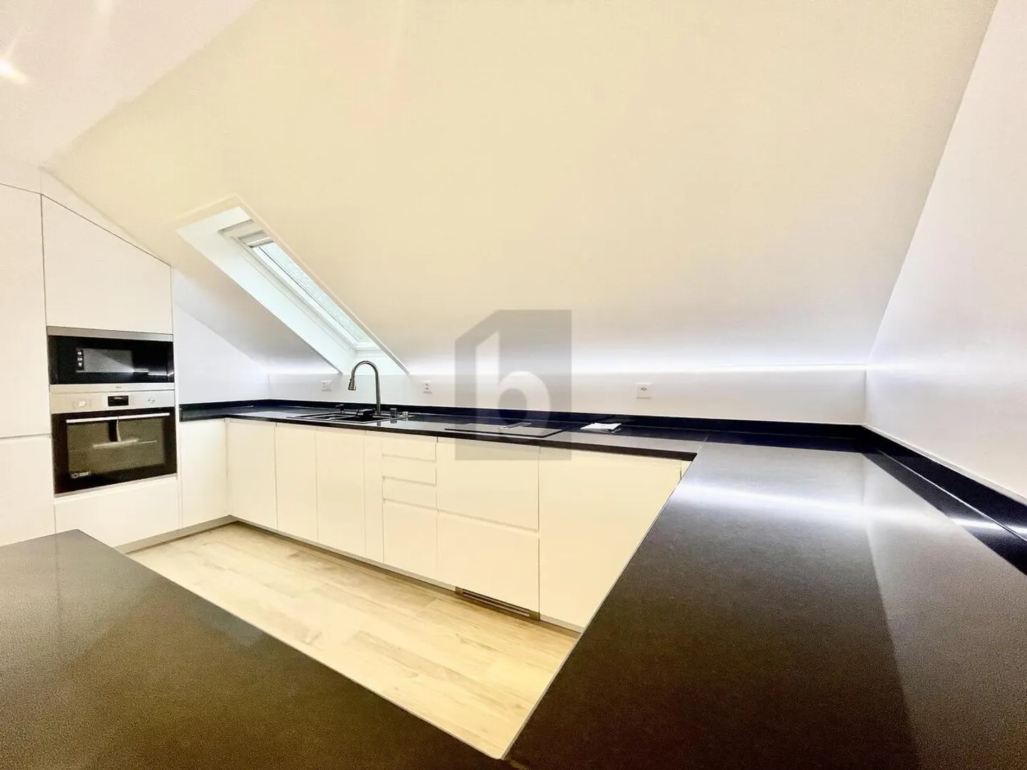 MAGNIFIKANT GERÄUMIG UND KOMPLETT RENOVIERT - Foto 3 von 6