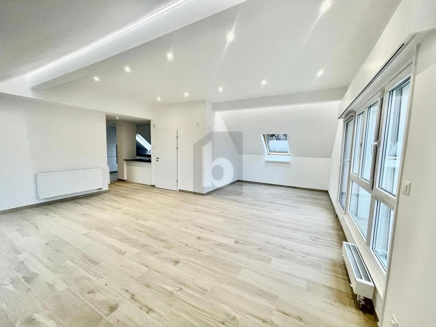 MAGNIFIKANT GERÄUMIG UND KOMPLETT RENOVIERT - Foto 1 von 6