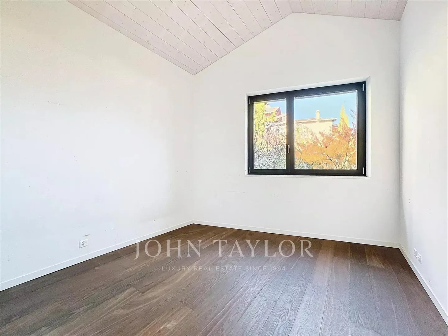 Extraordinary Architect Villa in Fully - Photo 9 of 13