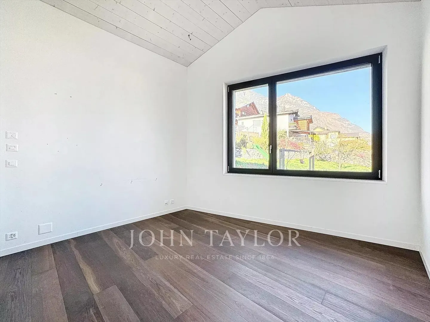 Extraordinary Architect Villa in Fully - Photo 7 of 13