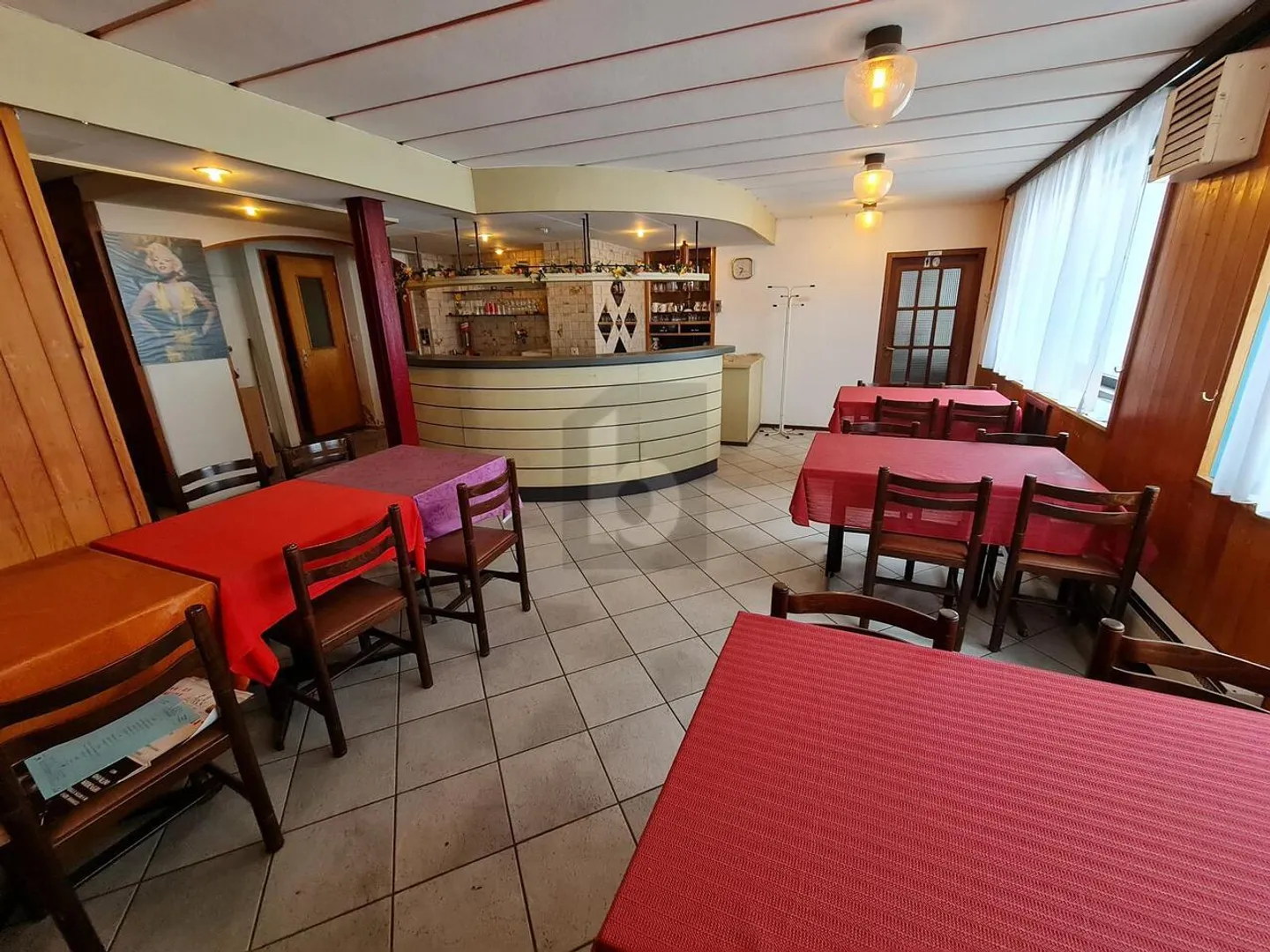 SPACIEUX AVEC UN GRAND POTENTIEL - Photo 2 sur 6