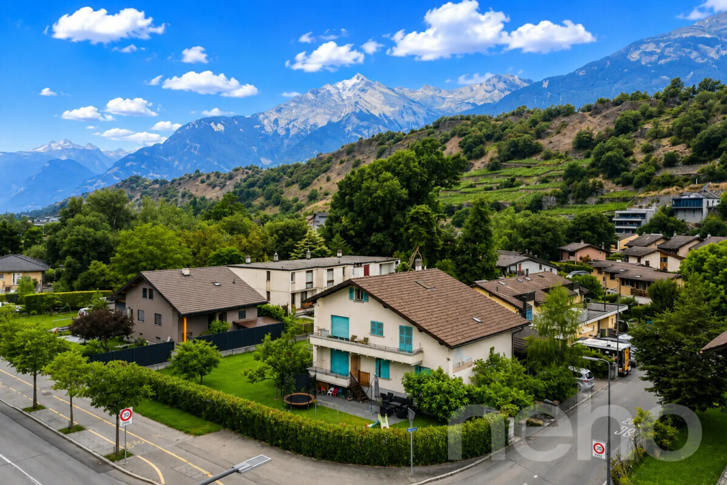 Casa unifamiliare con due appartamenti e grande potenziale a Sion - Foto 1 di 12