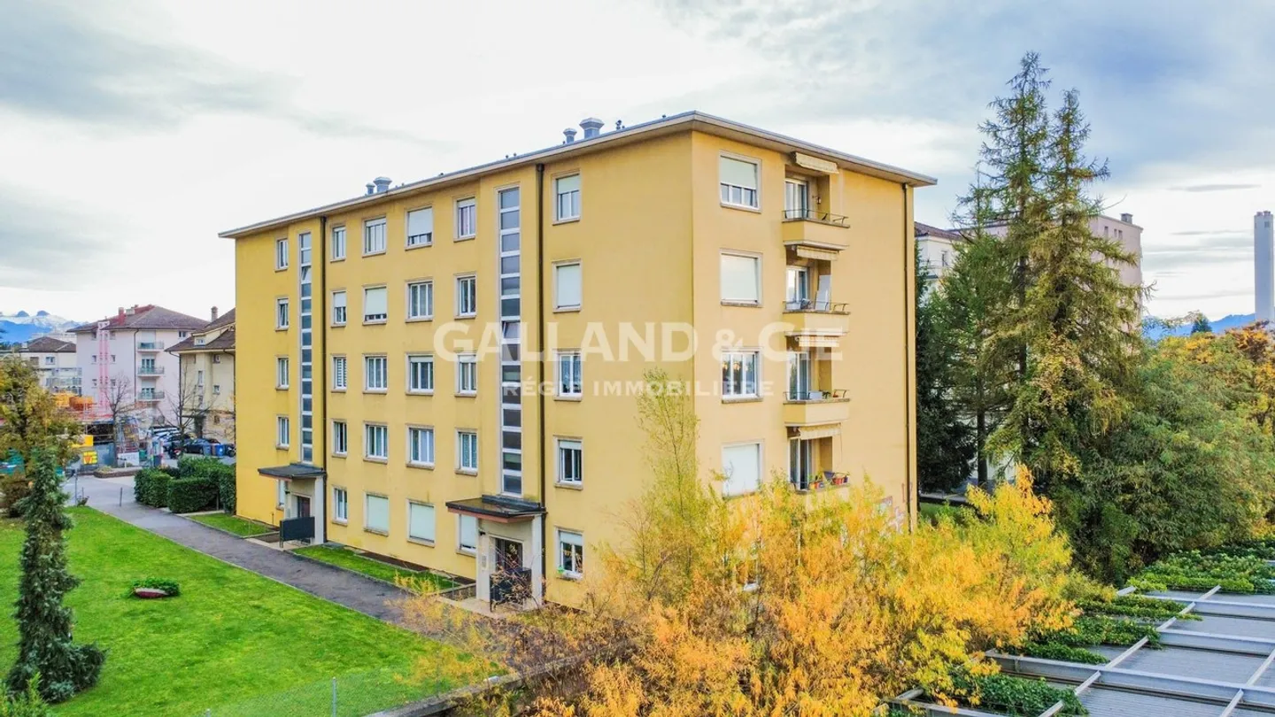 2.5-room apartment on the 4th floor with balcony - Photo 1 of 9