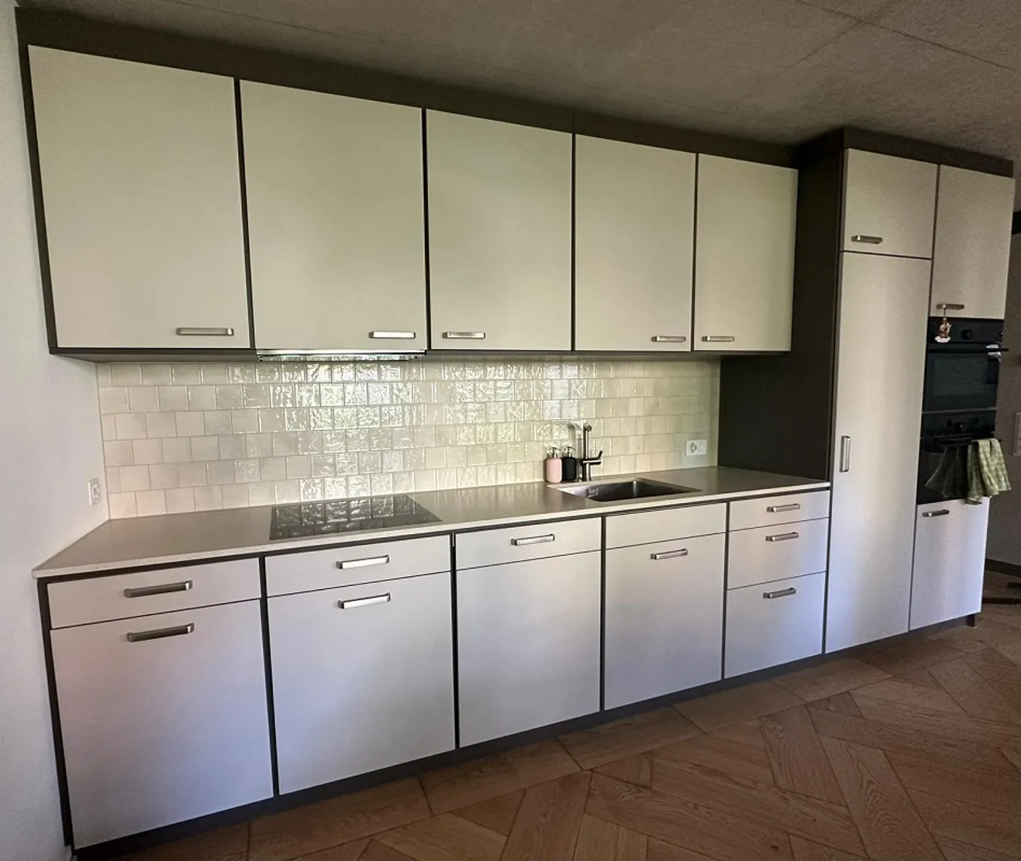 Helles und modernes 3,5-Zimmer-Apartment mit Parkplatz in bester Lage in Zürich - Foto 3 von 8