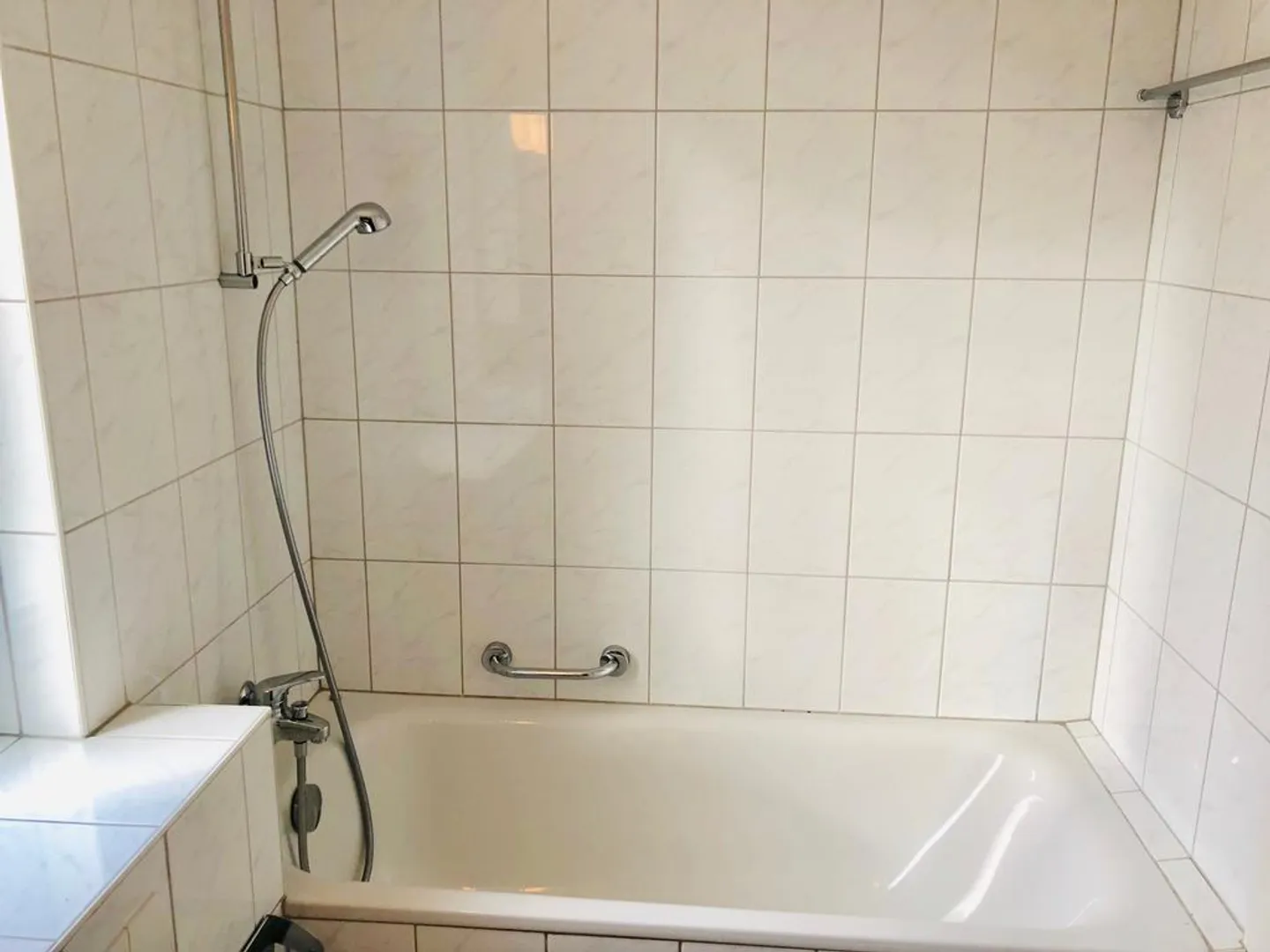Appartement lumineux de 3 pièces avec balcon dans un emplacement central à Bâle - Photo 4 sur 5