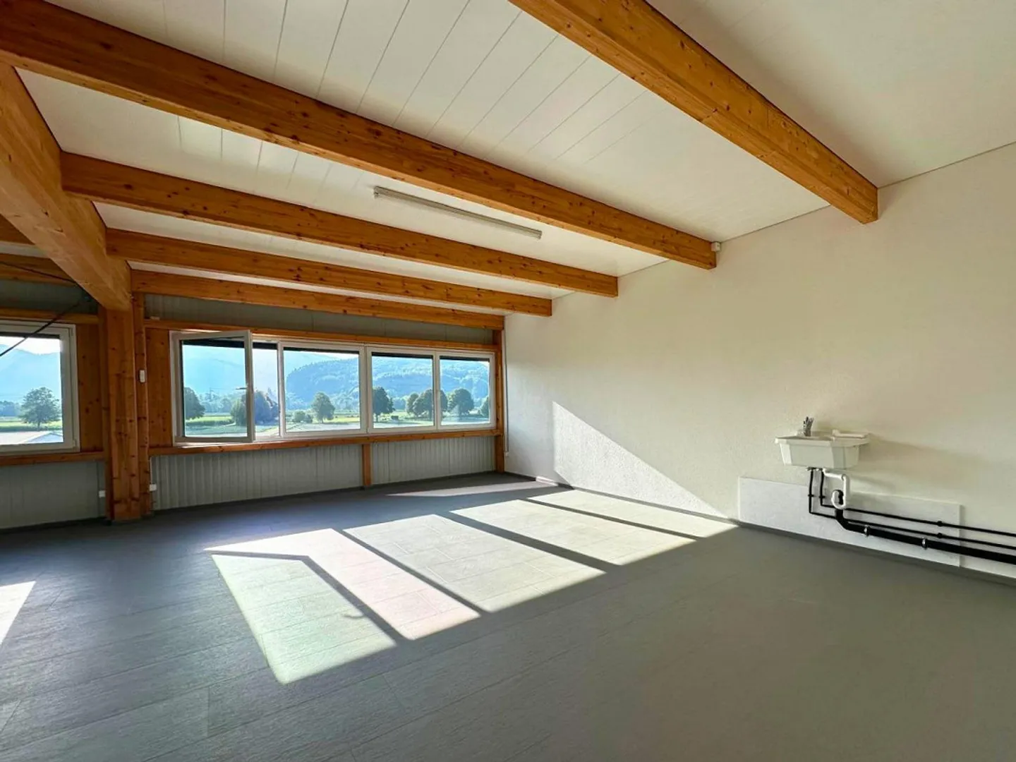 Bright and versatile commercial space in the Letzau business park - Photo 2 of 7