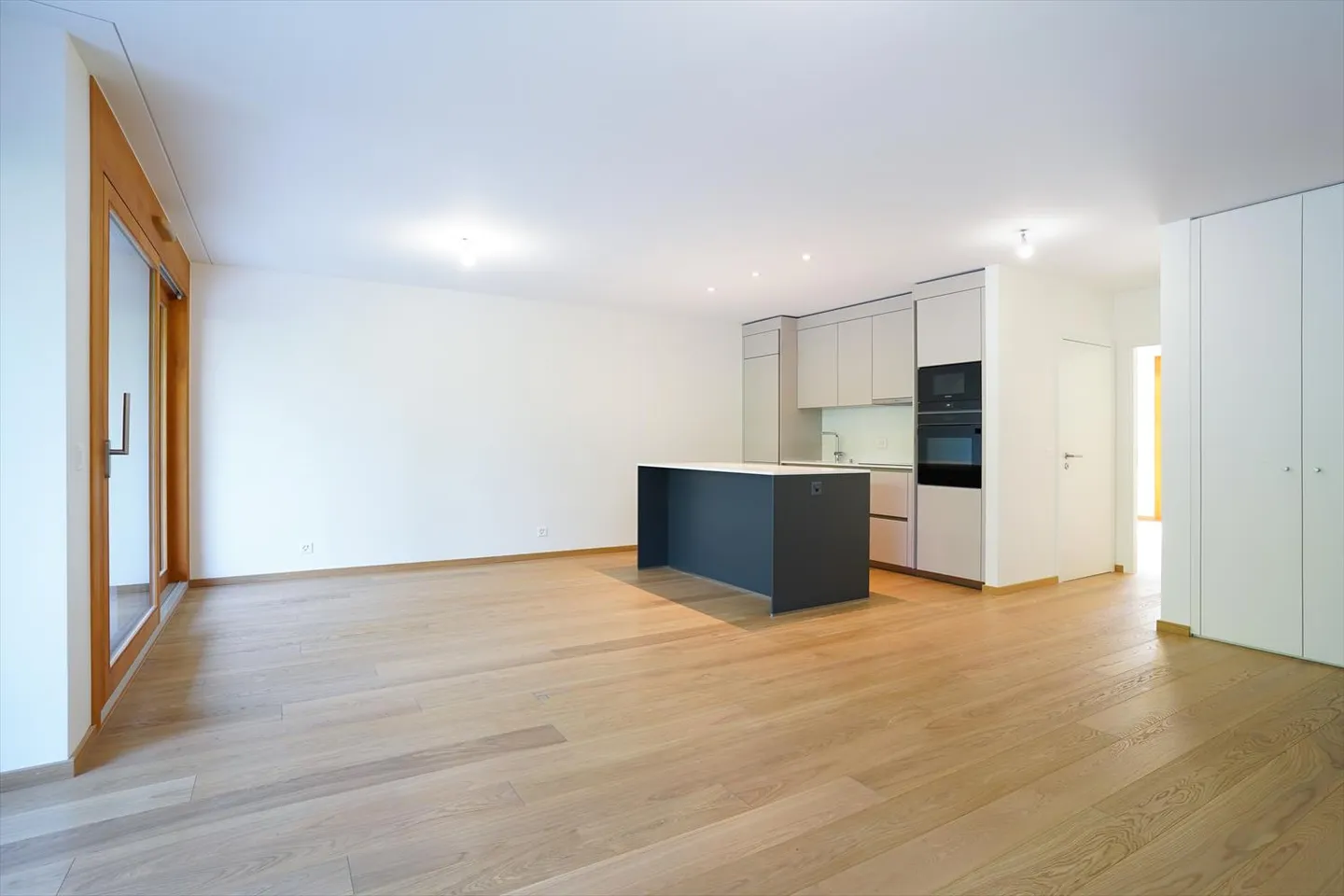 Appartement avec 3 pièces au rez-de-chaussée - Photo 3 sur 8