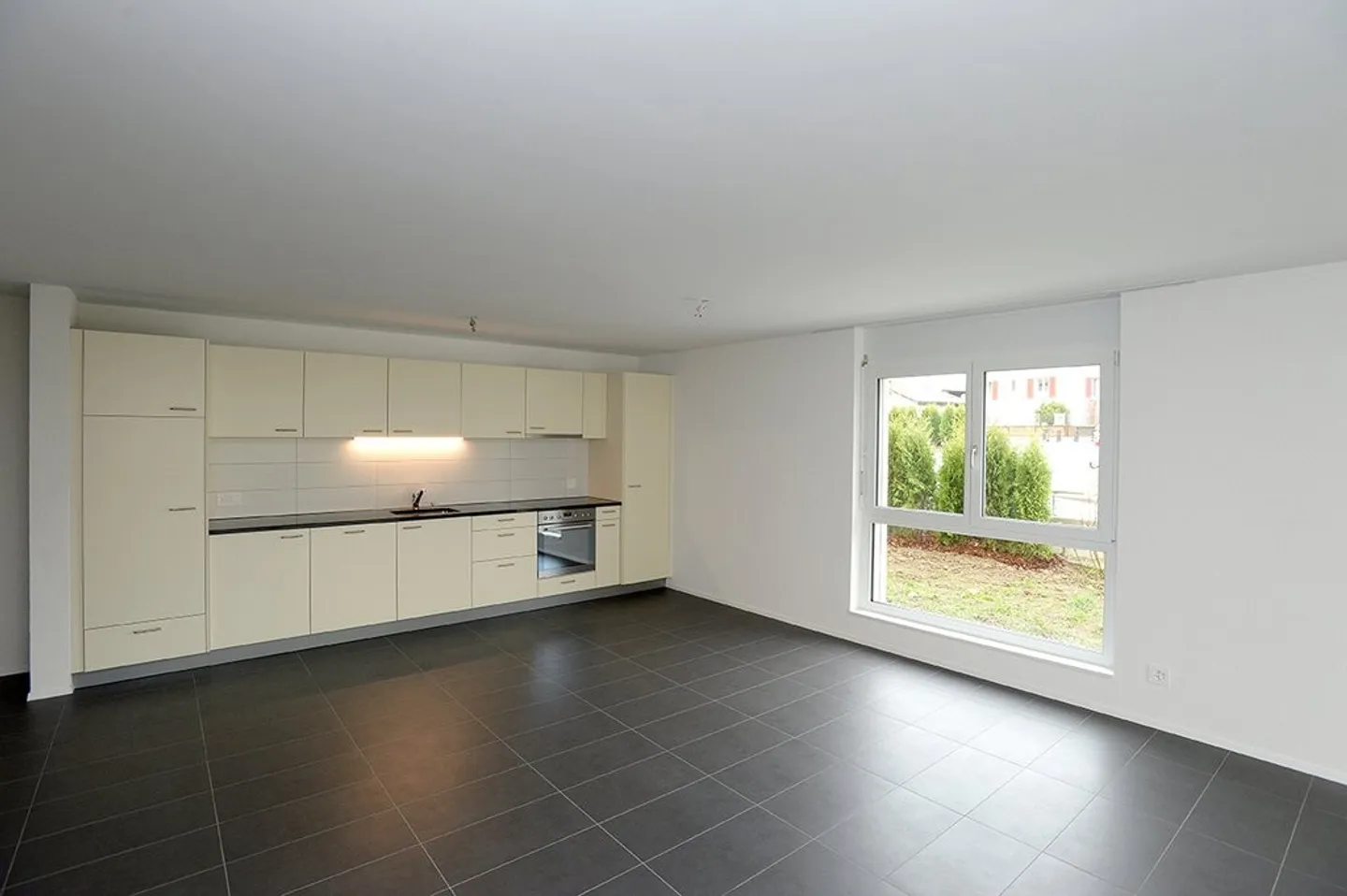 Appartement moderne de 2,5 pièces avec espace de jardin - Photo 1 sur 7