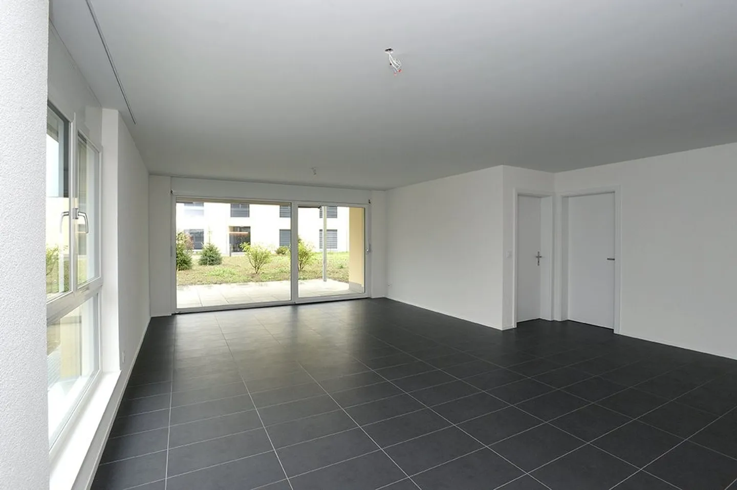 Appartement moderne de 2,5 pièces avec espace de jardin - Photo 2 sur 7