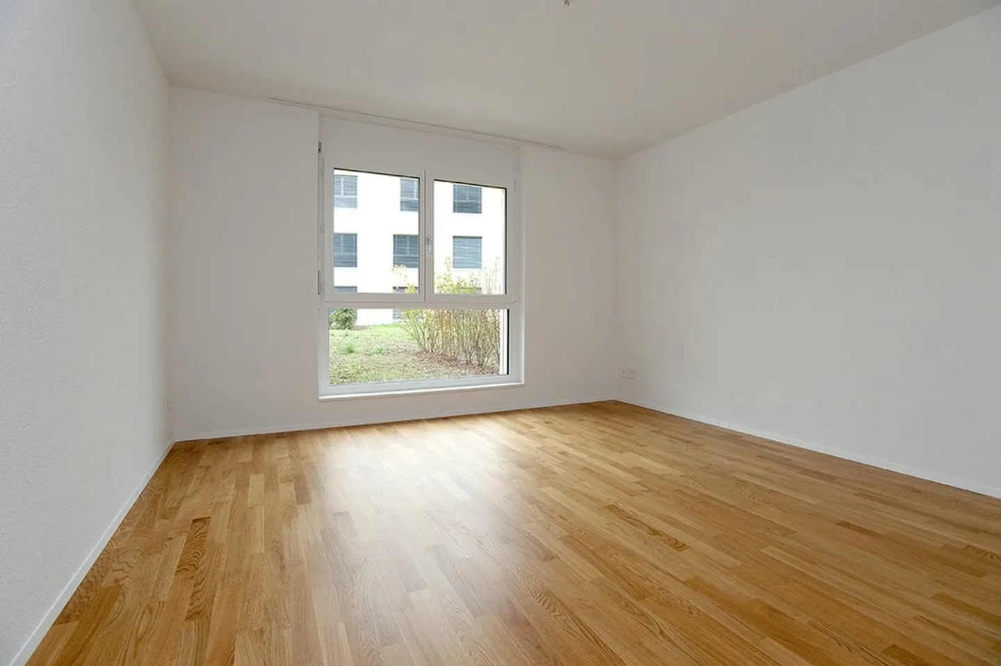 Appartement moderne de 2,5 pièces avec espace de jardin - Photo 3 sur 7