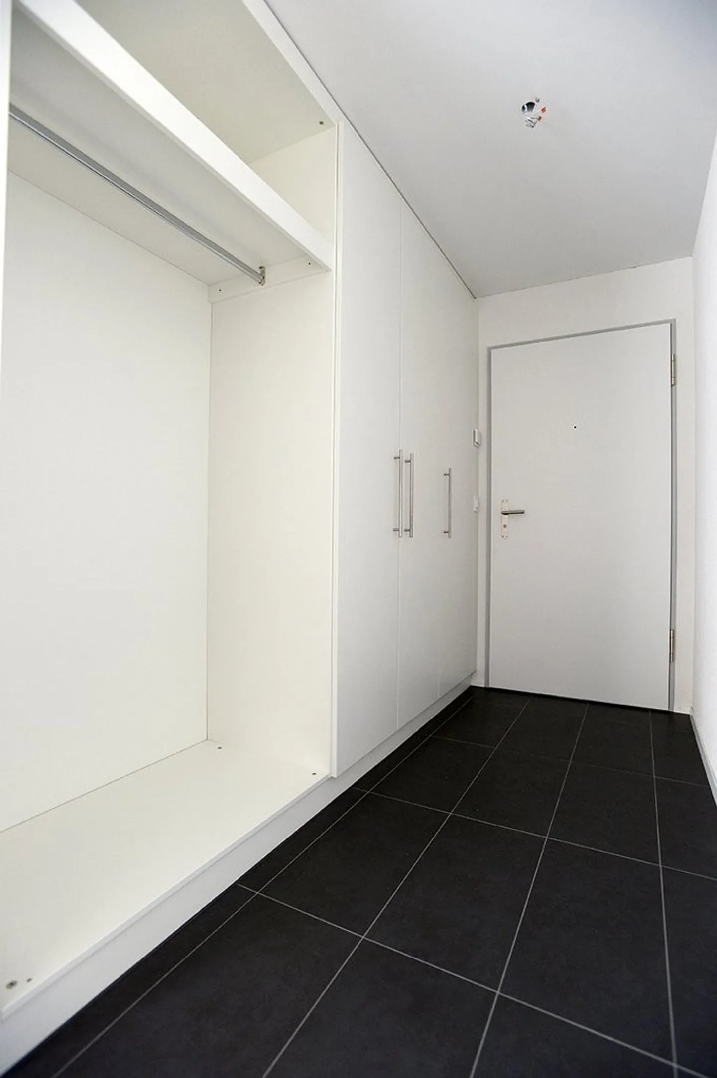 Appartement moderne de 2,5 pièces avec espace de jardin - Photo 4 sur 7