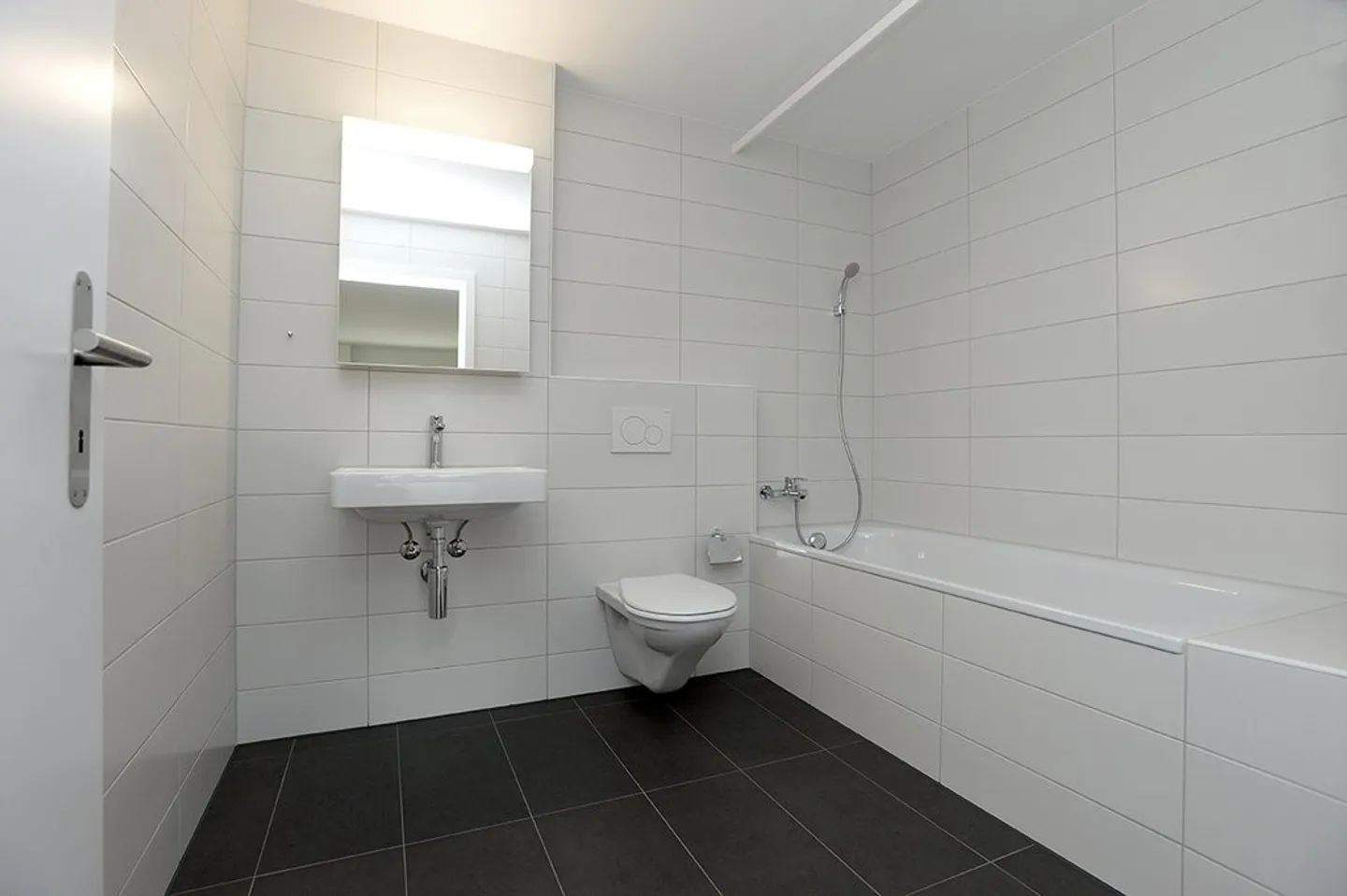 Appartement moderne de 2,5 pièces avec espace de jardin - Photo 5 sur 7