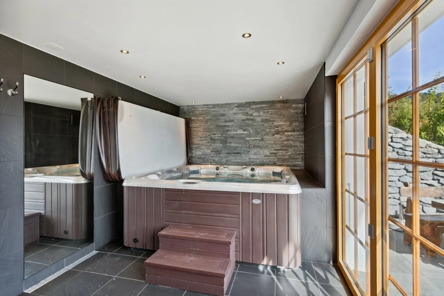 Chalet with home cinema / indoor jacuzzi / panoramic view - Photo 8 of 23