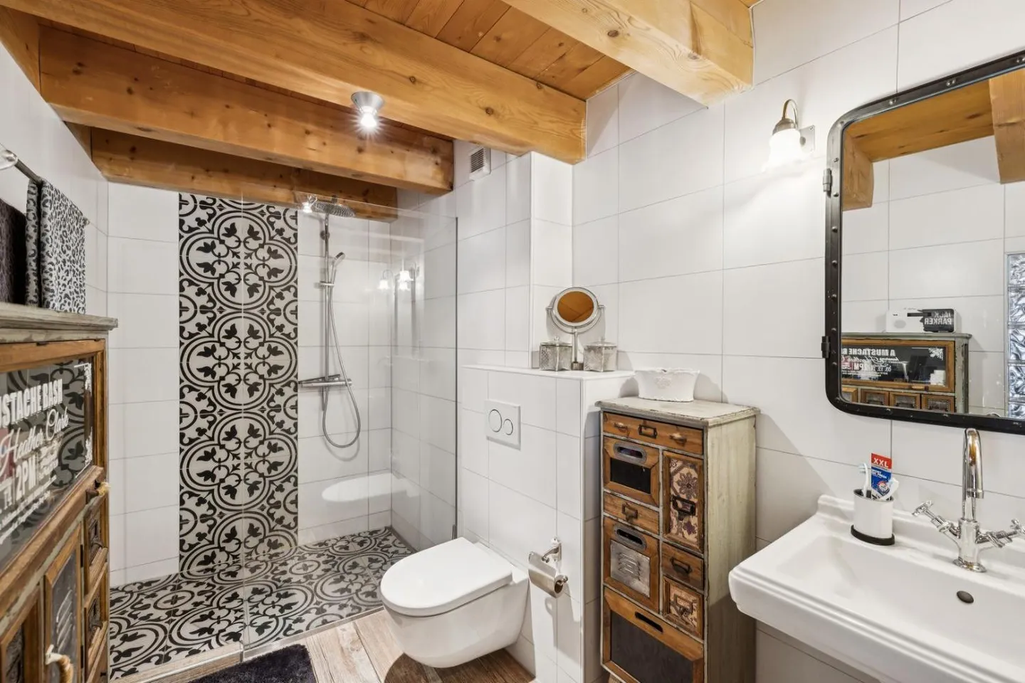 Renovated Character Villa with Private Studio and Beautiful Rooms - Photo 7 of 11
