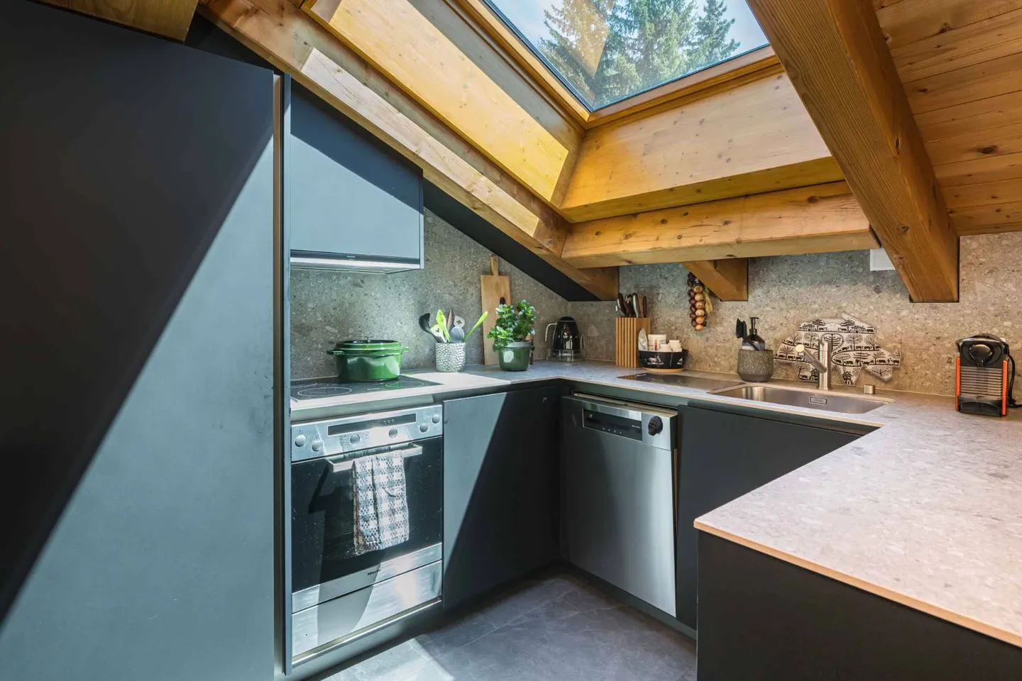 Stunning Penthouse with Matterhorn View - Photo 5 of 13