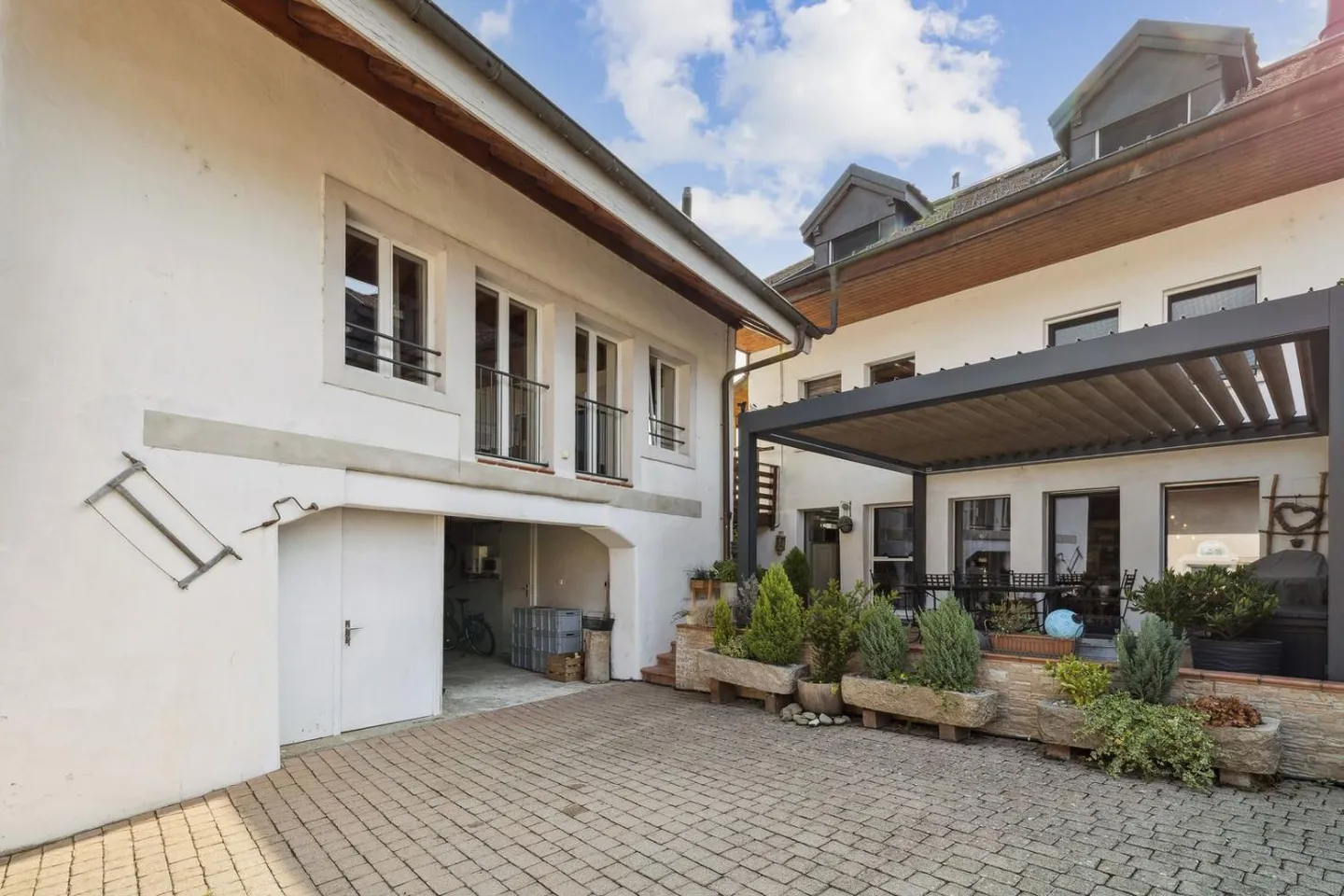 Renovated Character Villa with Private Studio and Beautiful Rooms - Photo 11 of 11