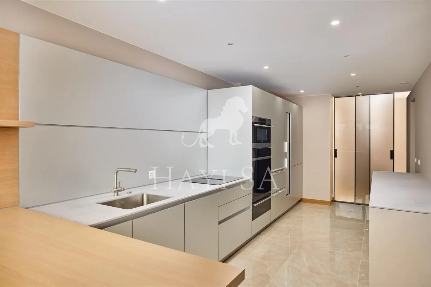 Luxurious 125m2 apartment with balcony and dominant view - Photo 3 of 10