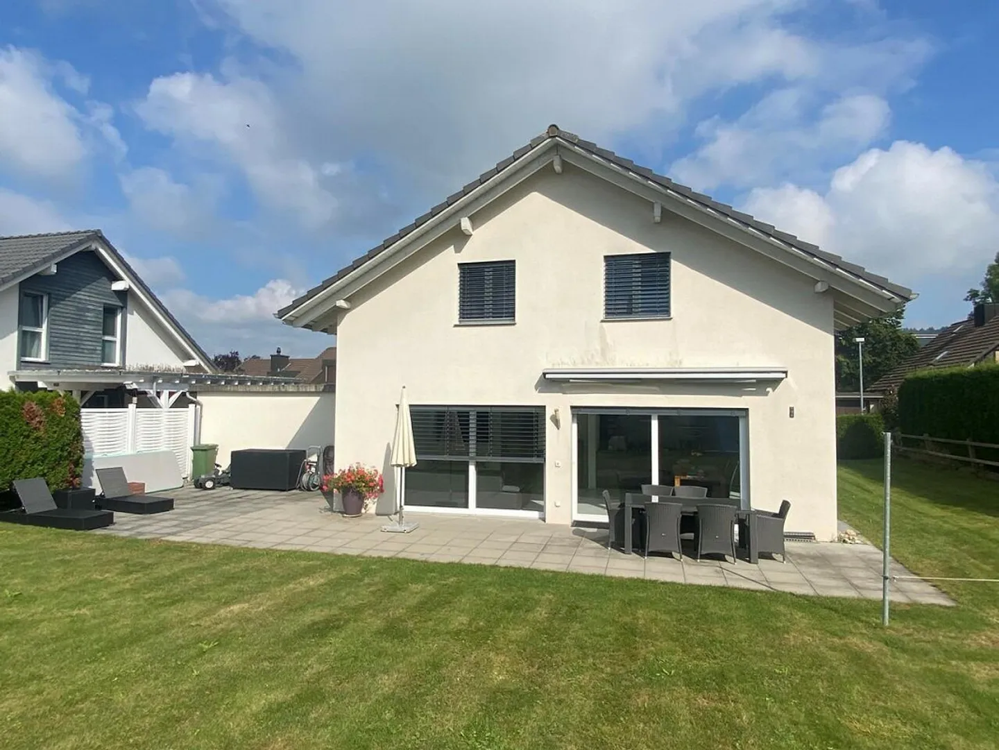 Sonnenverwöhntes Einfamilienhaus mit Garten - Foto 1 von 13