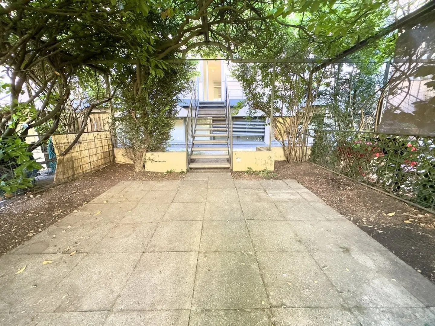 Superb duplex with private garden in Plainpalais - Photo 2 of 9