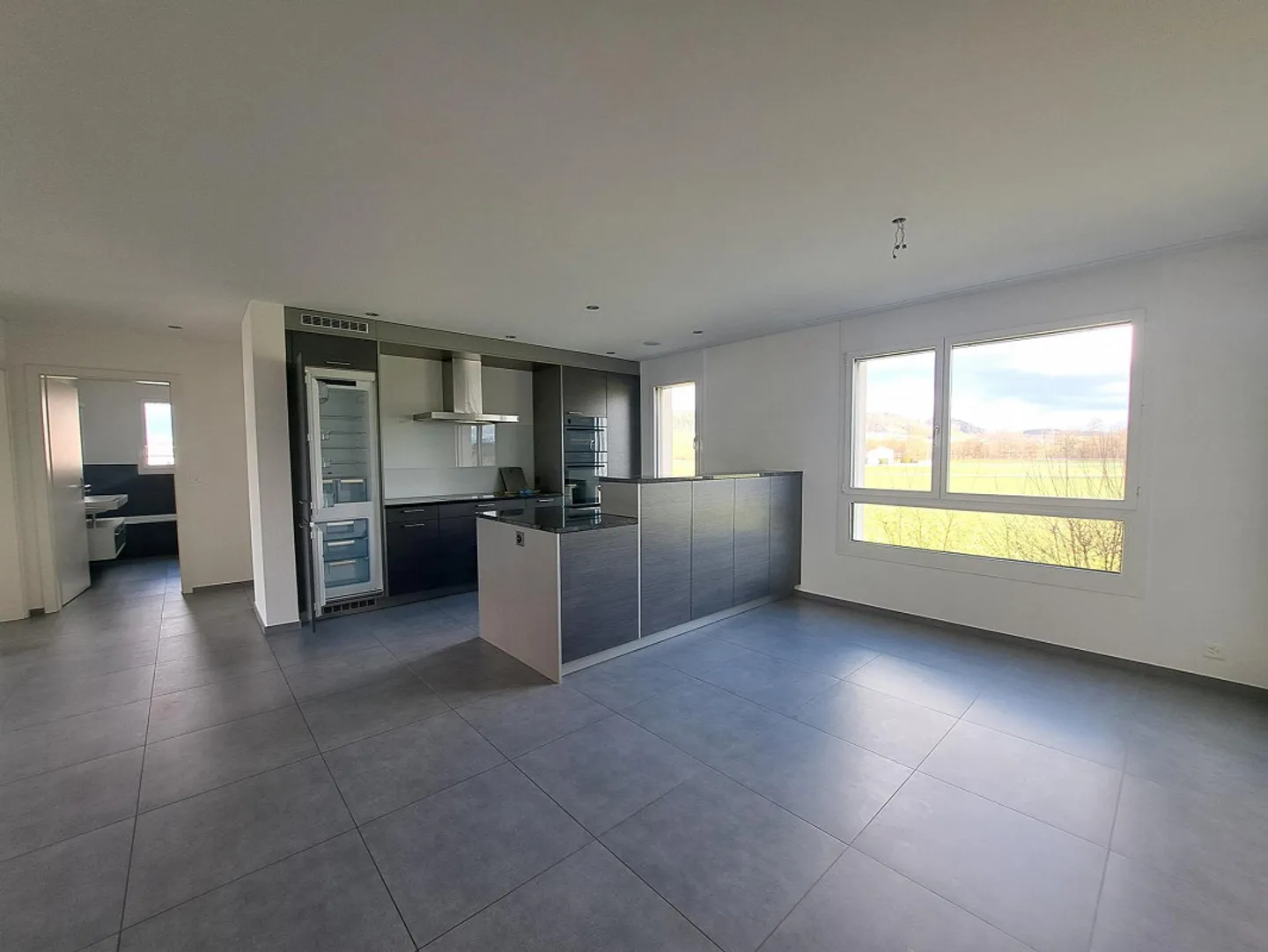 Appartement élégant de 4 1/2 pièces au standard de propriété - Photo 2 sur 9