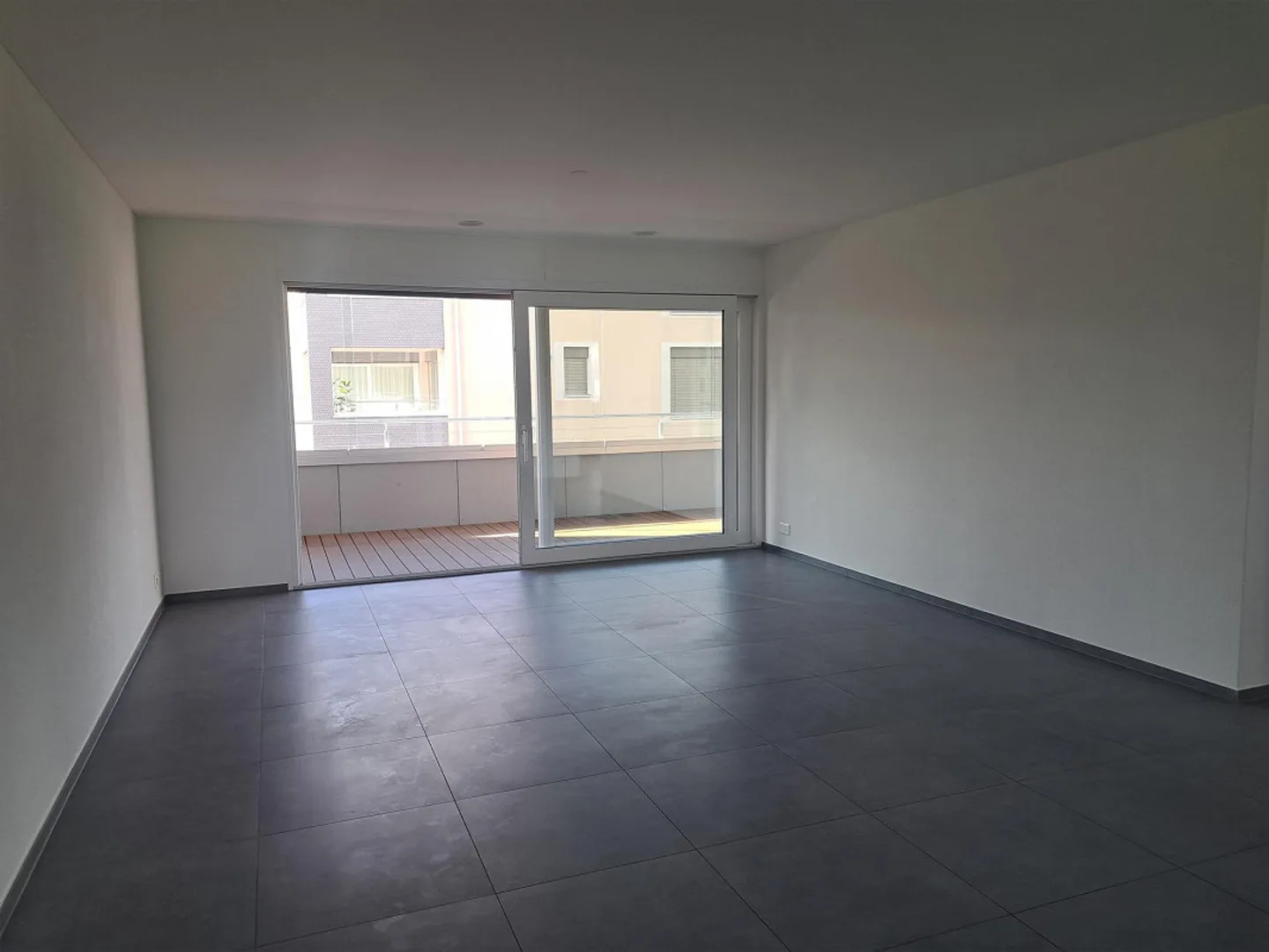 Appartement élégant de 4 1/2 pièces au standard de propriété - Photo 3 sur 9