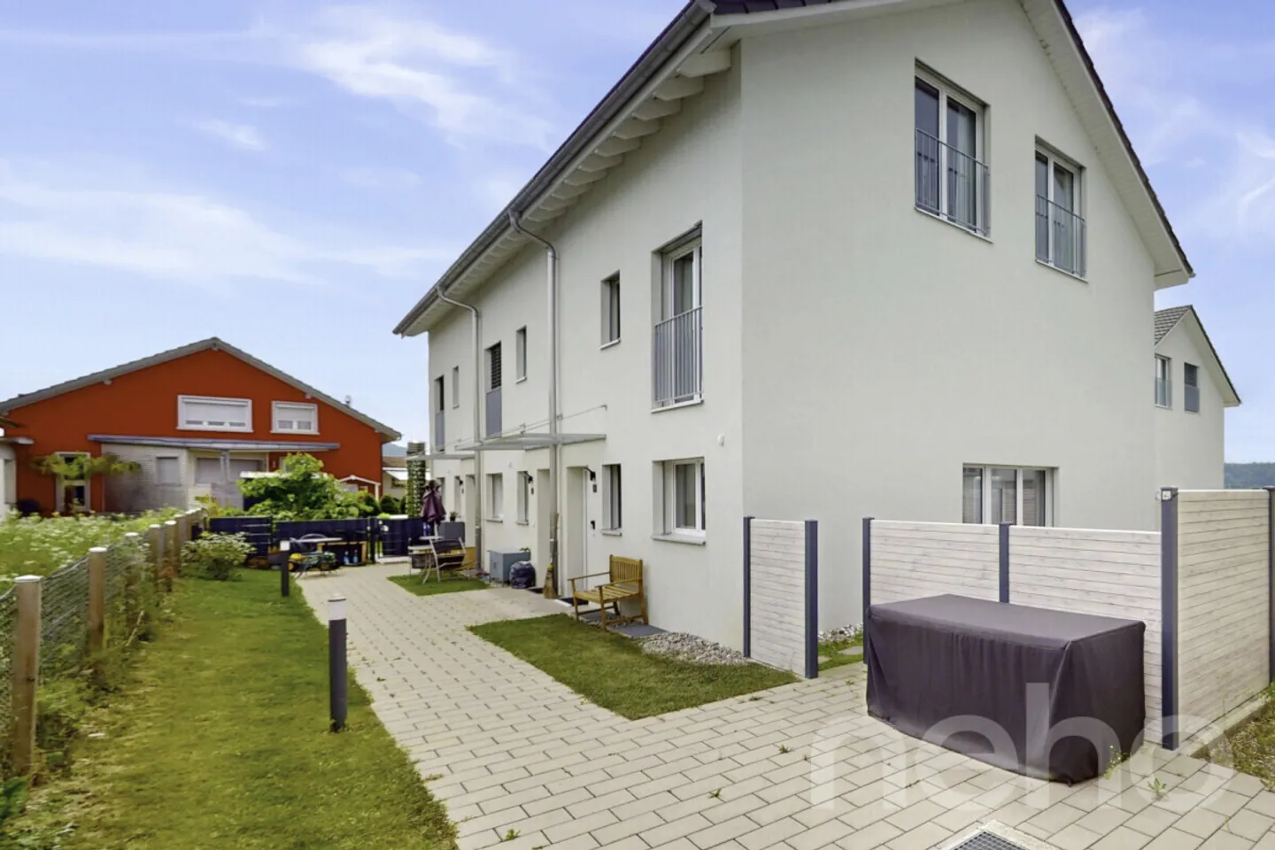 Neuwertiges 5.5-Zimmer Reiheneckhaus mit drei Einstellplätzen - Foto 2 von 12