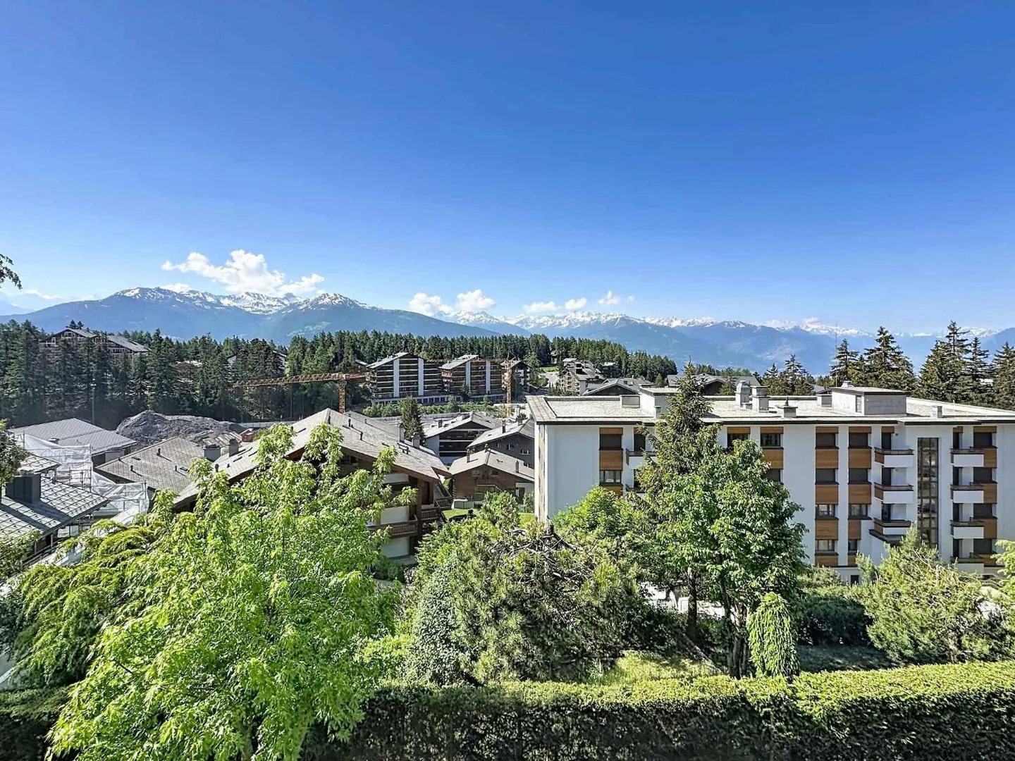 PRÄCHTIGE 5.5-ZIMMER-WOHNUNG MIT PANORAMABLICK AUF DIE ALPEN IN UNMITTELBARER NÄHE - Foto 1 von 10