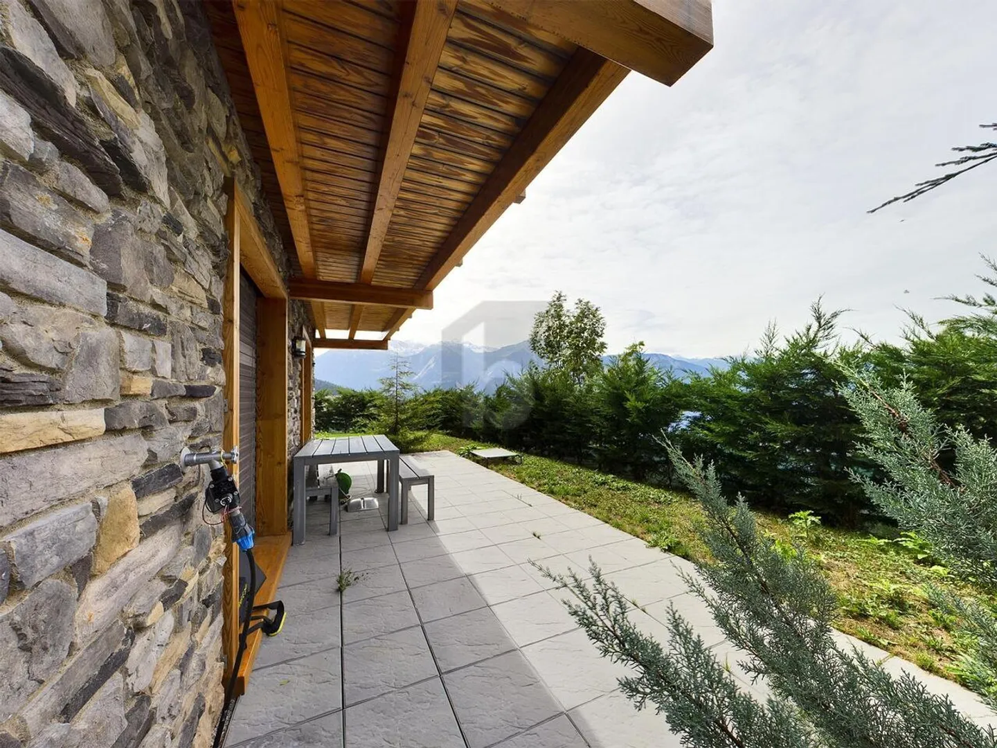 VIEL SONNENSCHEIN UND HERRLICHER AUSBLICK - Foto 1 von 6