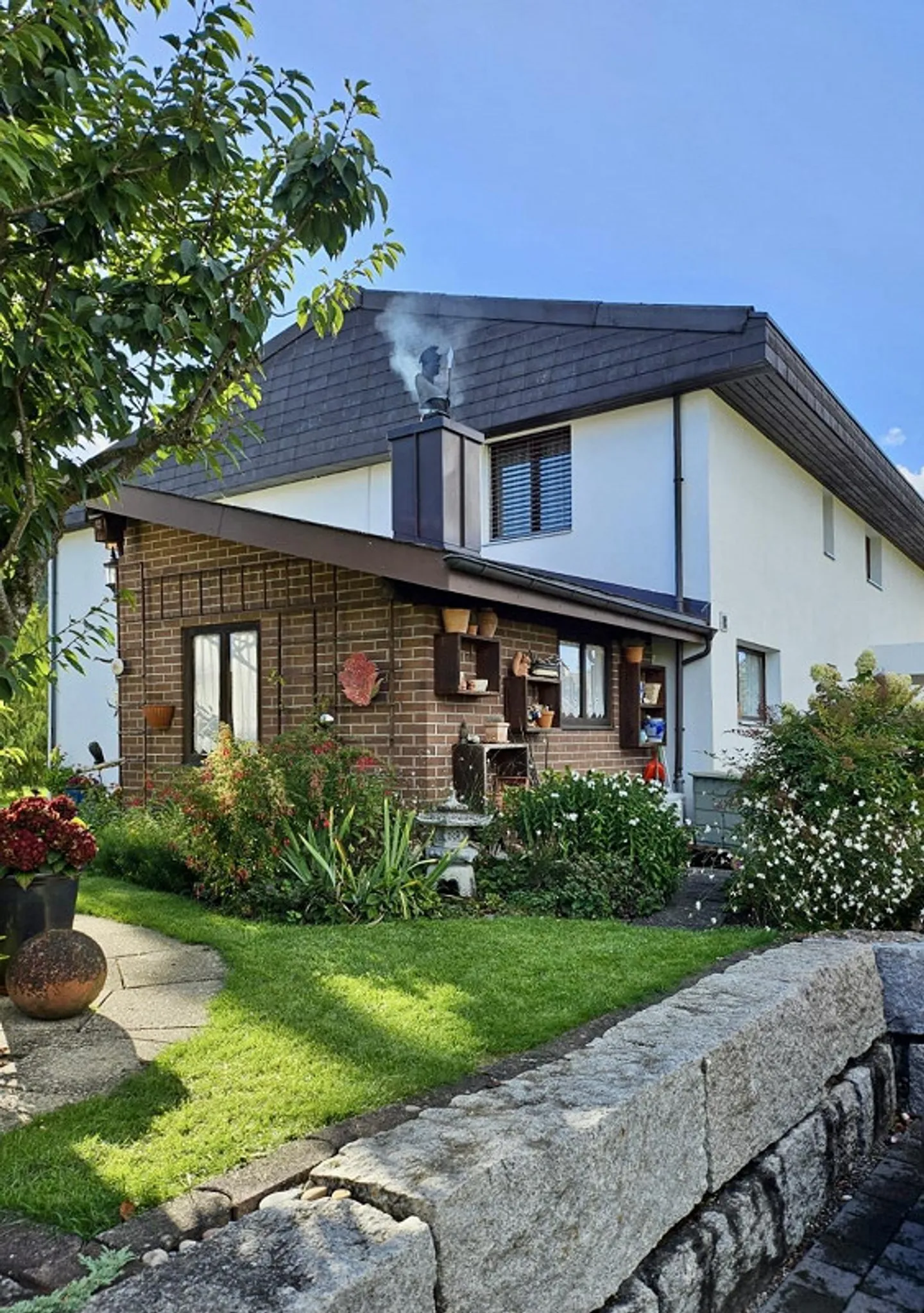 Attraente casa di 9 1/2 stanze con 2 appartamenti e terreno edificabile (proprietà d'investimento) - Foto 3 di 21