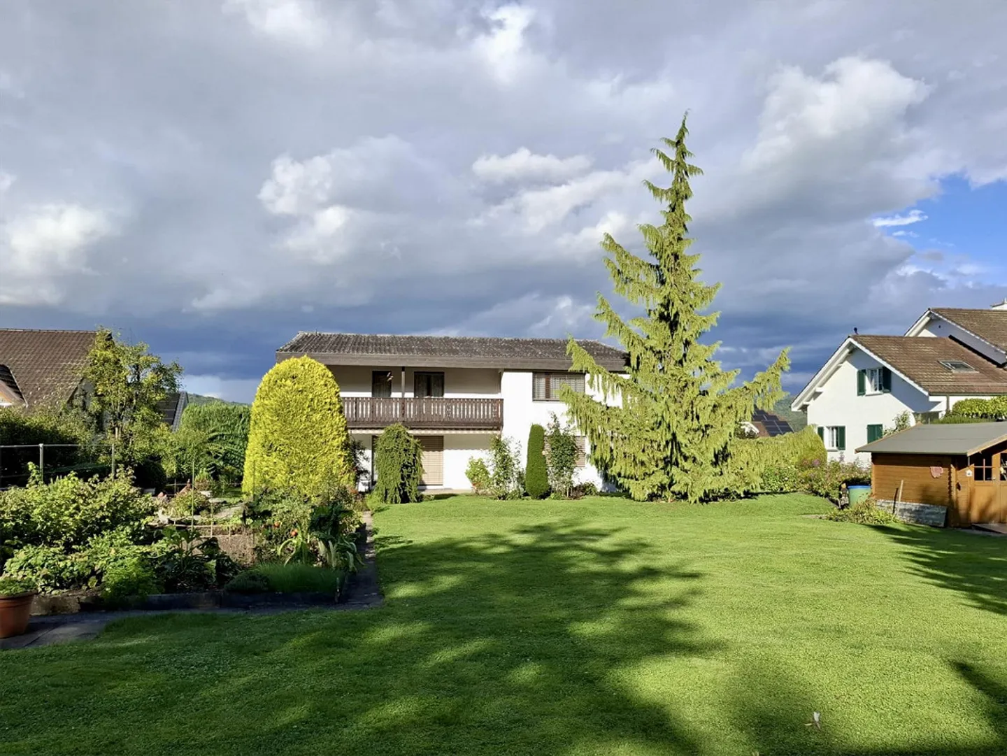 Attraente casa di 9 1/2 stanze con 2 appartamenti e terreno edificabile (proprietà d'investimento) - Foto 1 di 21