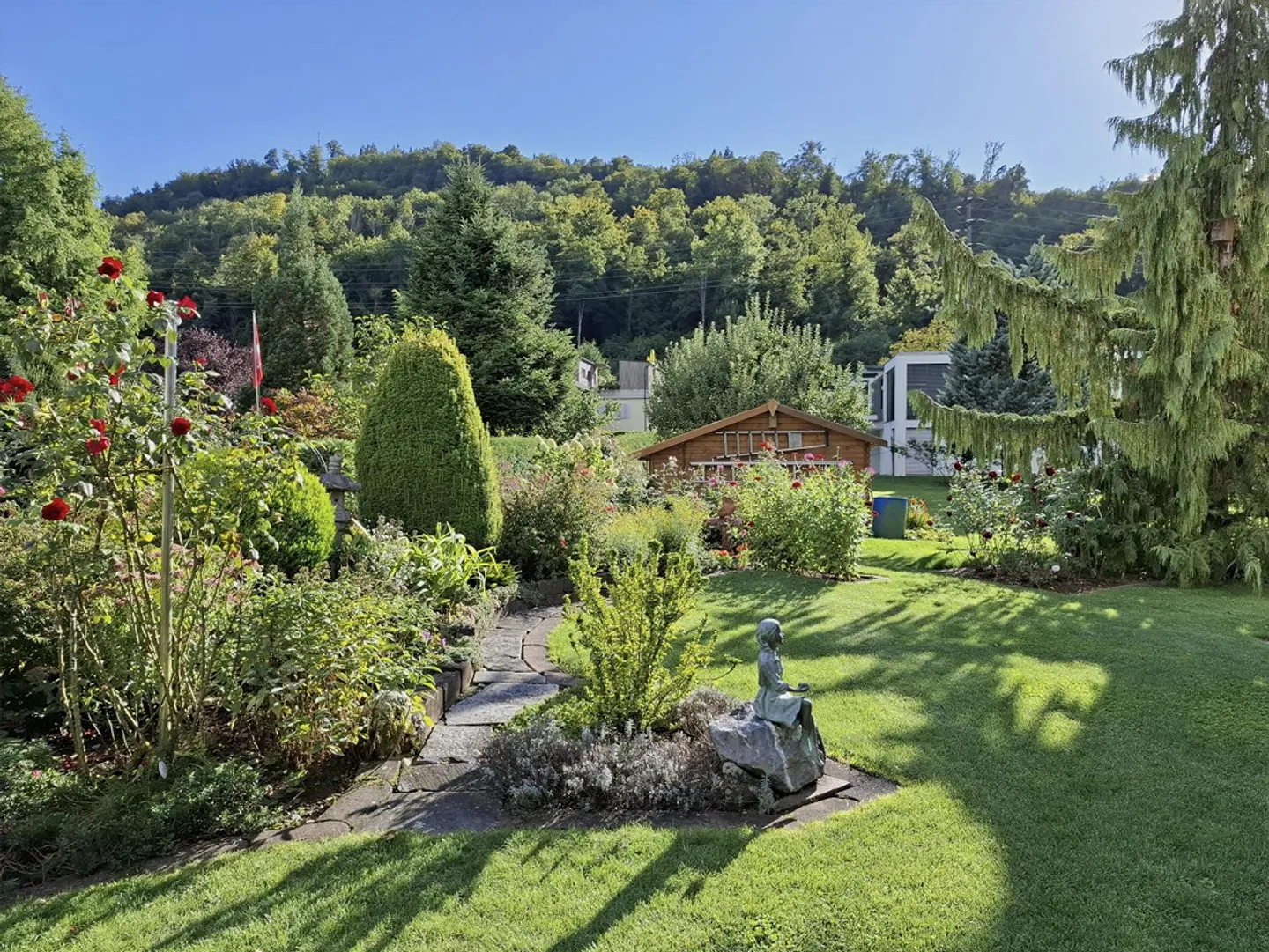Attraente casa di 9 1/2 stanze con 2 appartamenti e terreno edificabile (proprietà d'investimento) - Foto 2 di 21