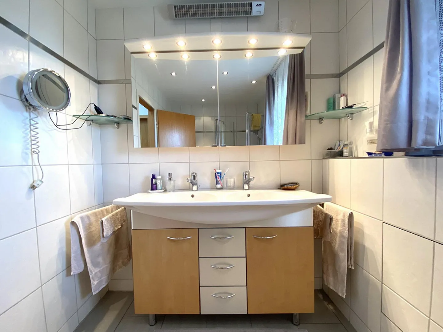 Attraente casa di 9 1/2 stanze con 2 appartamenti e terreno edificabile (proprietà d'investimento) - Foto 9 di 21