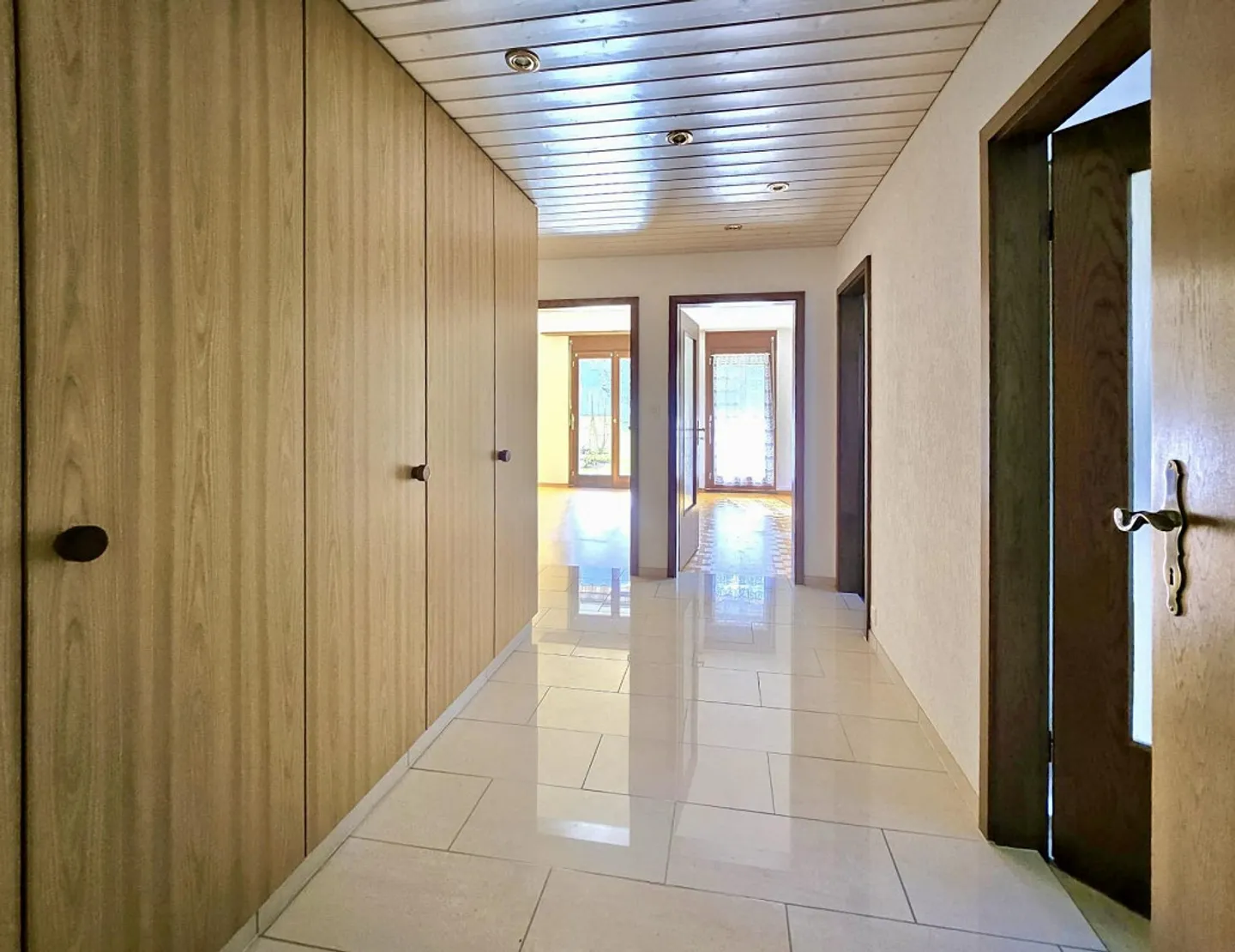 Attraente casa di 9 1/2 stanze con 2 appartamenti e terreno edificabile (proprietà d'investimento) - Foto 18 di 21