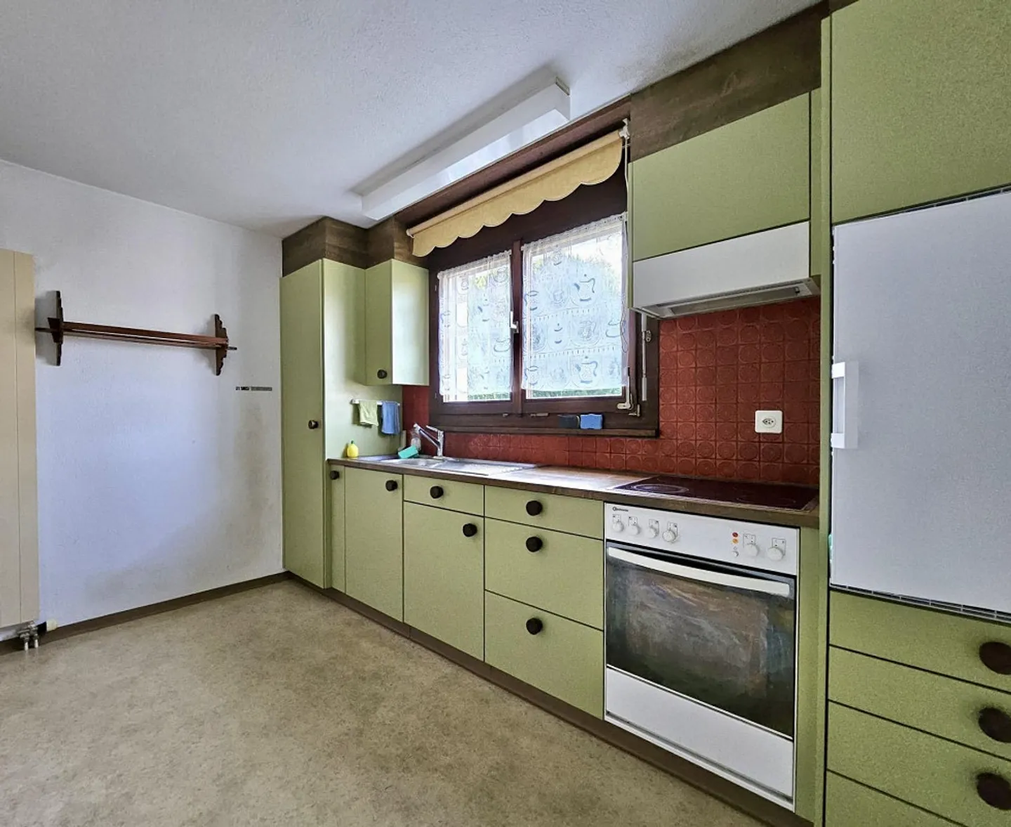 Attraente casa di 9 1/2 stanze con 2 appartamenti e terreno edificabile (proprietà d'investimento) - Foto 19 di 21