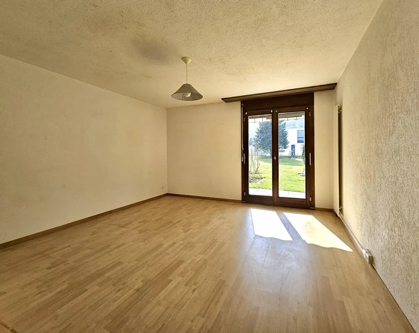 Attraente casa di 9 1/2 stanze con 2 appartamenti e terreno edificabile (proprietà d'investimento) - Foto 20 di 21