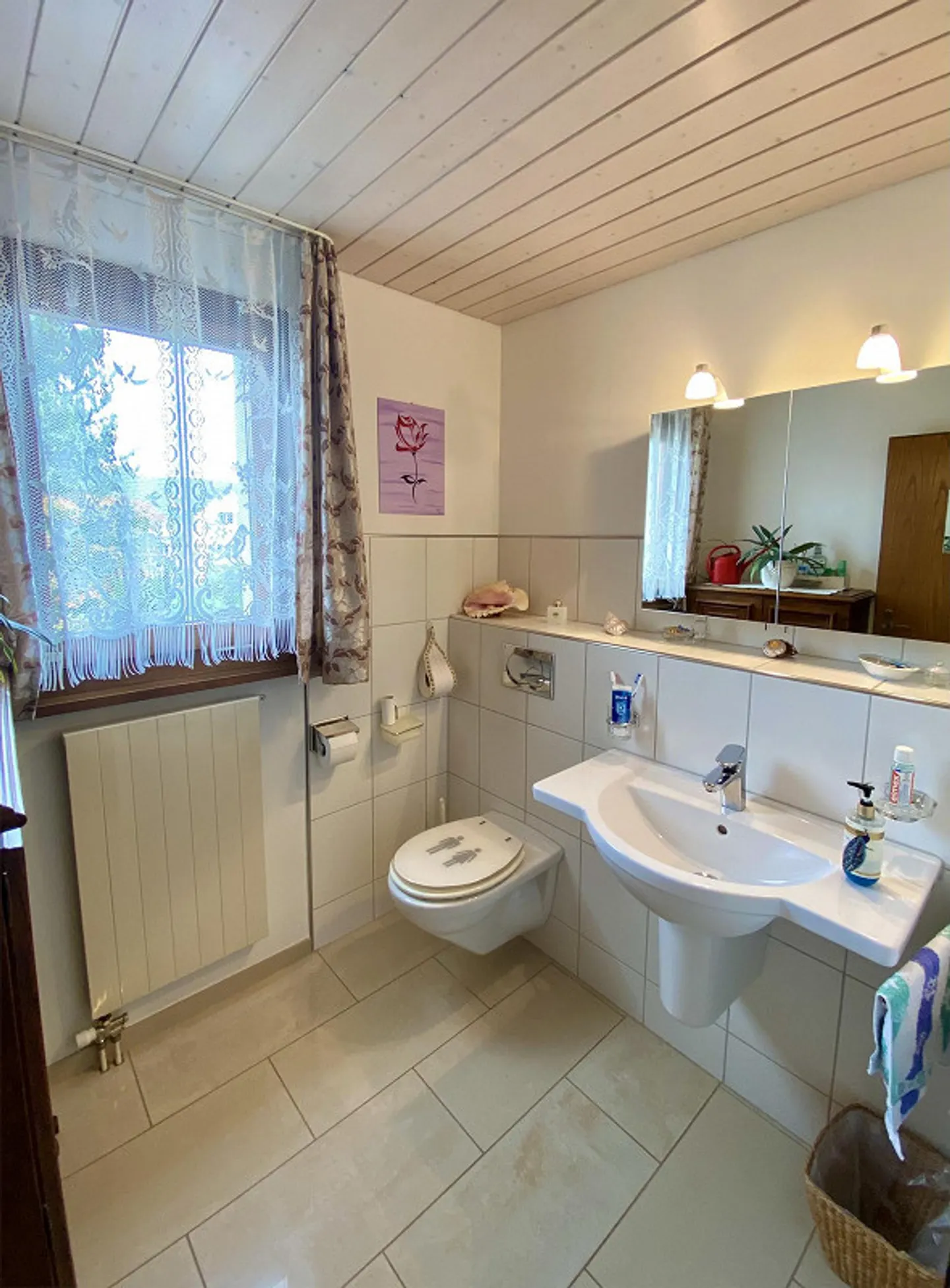 Attraente casa di 9 1/2 stanze con 2 appartamenti e terreno edificabile (proprietà d'investimento) - Foto 11 di 21