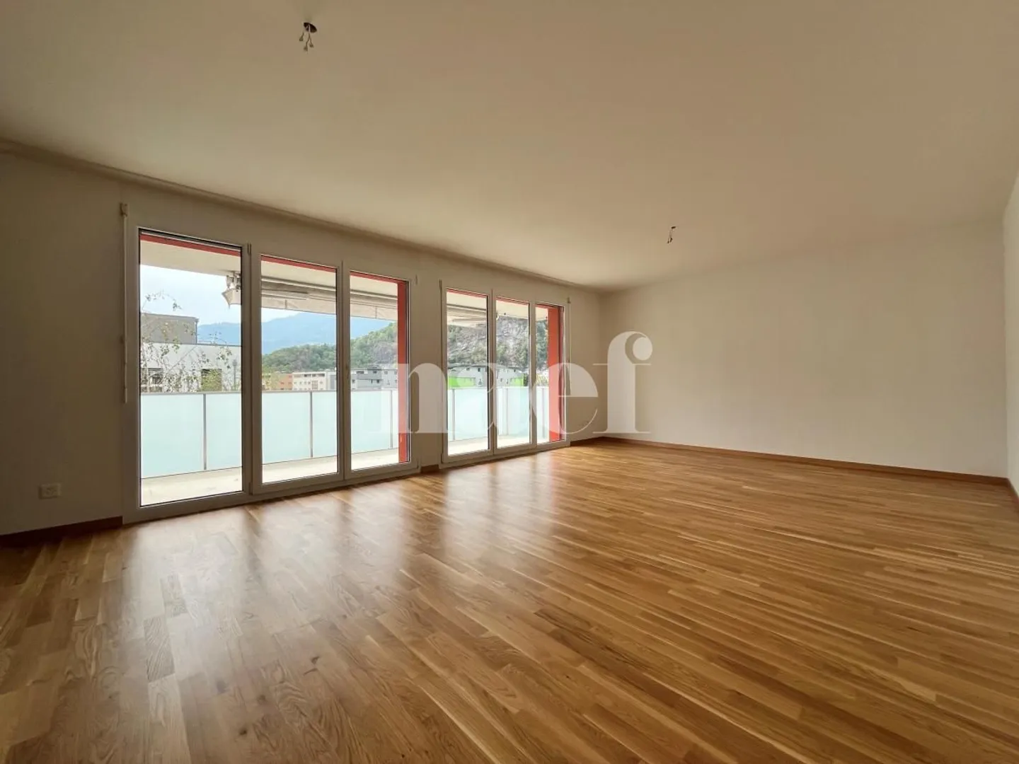 Appartement spacieux dans quartier résidentiel - Photo 2 sur 7