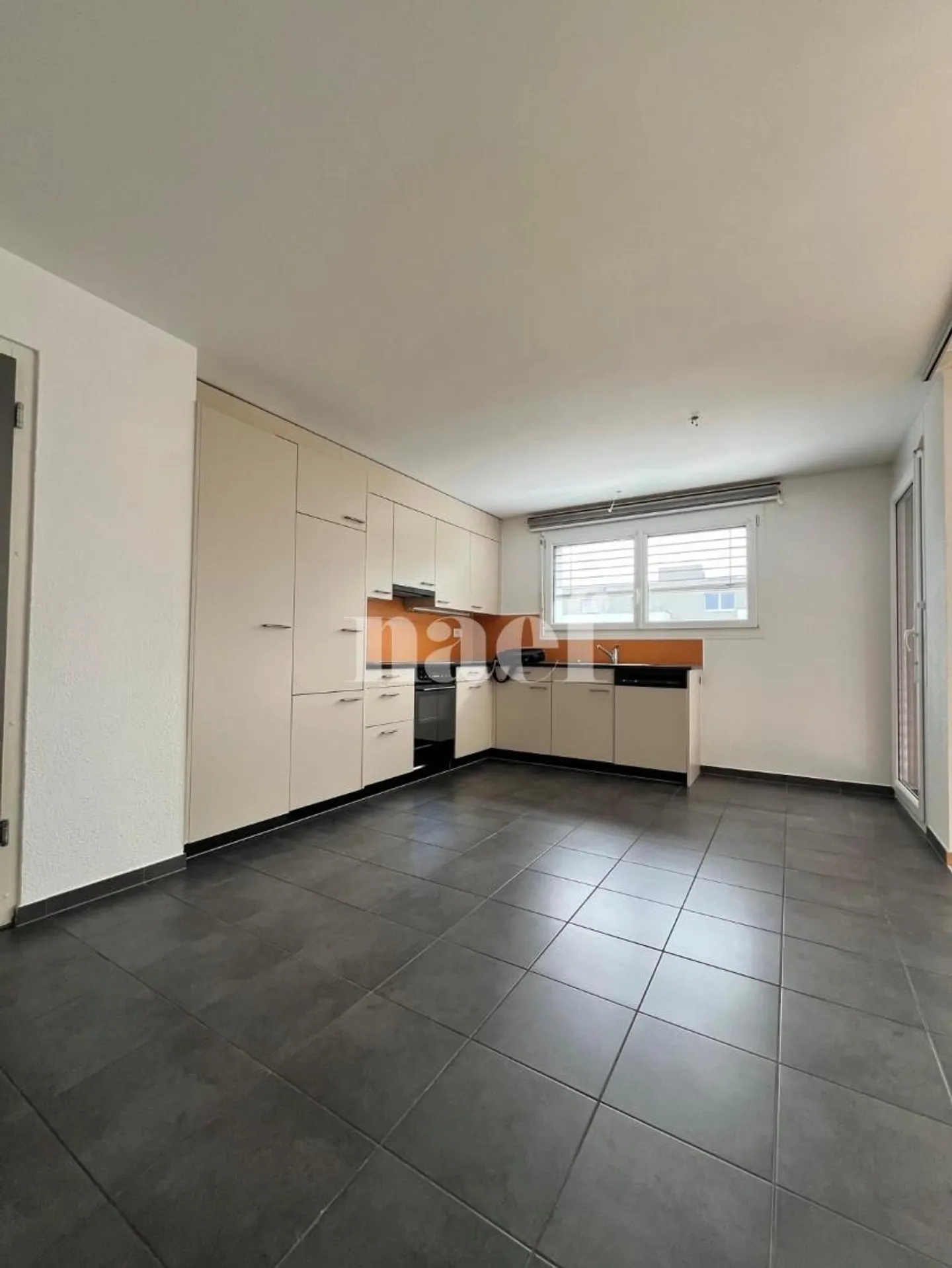 Appartement spacieux dans quartier résidentiel - Photo 3 sur 7