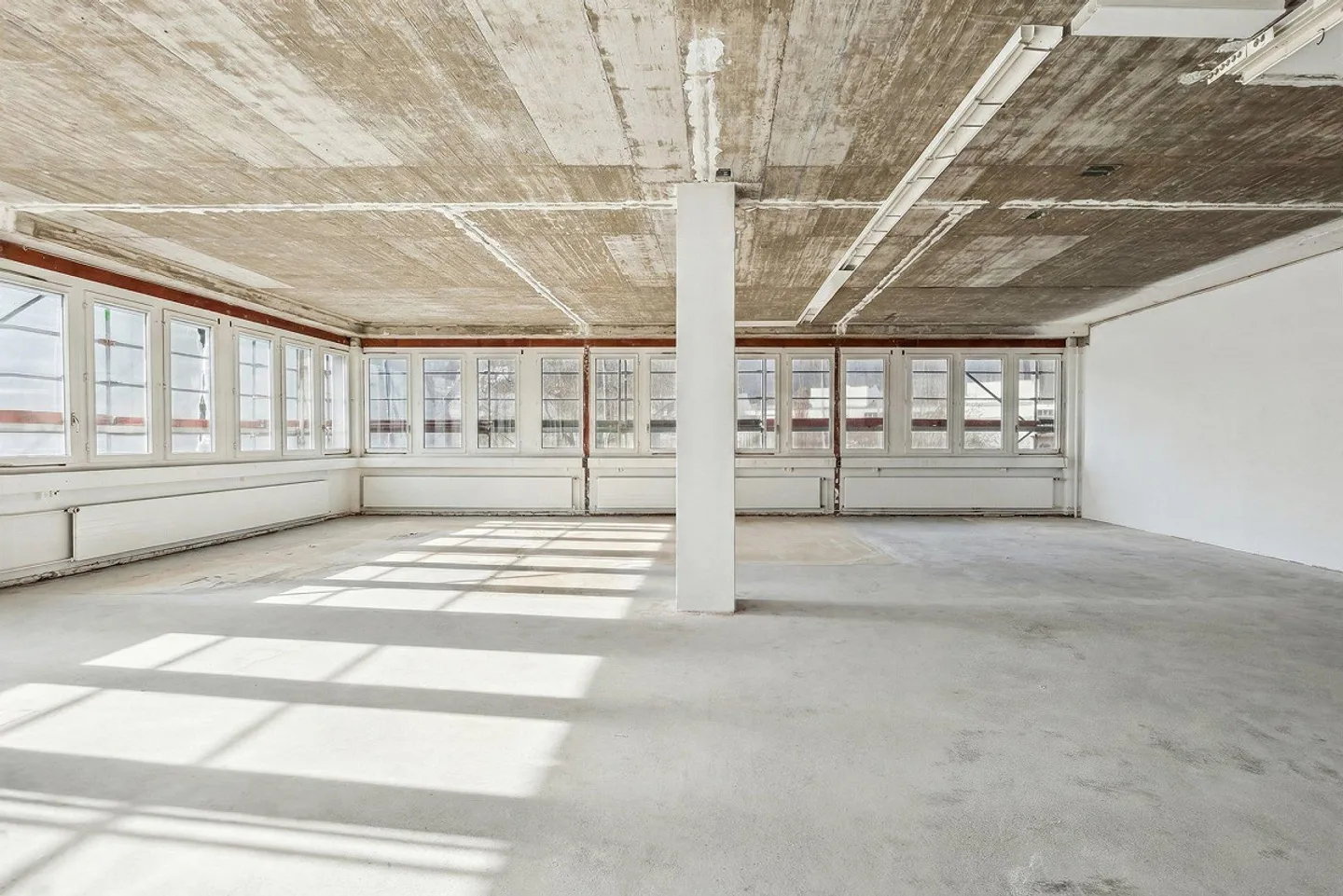 Spazio commerciale in una posizione centrale - Foto 4 di 7